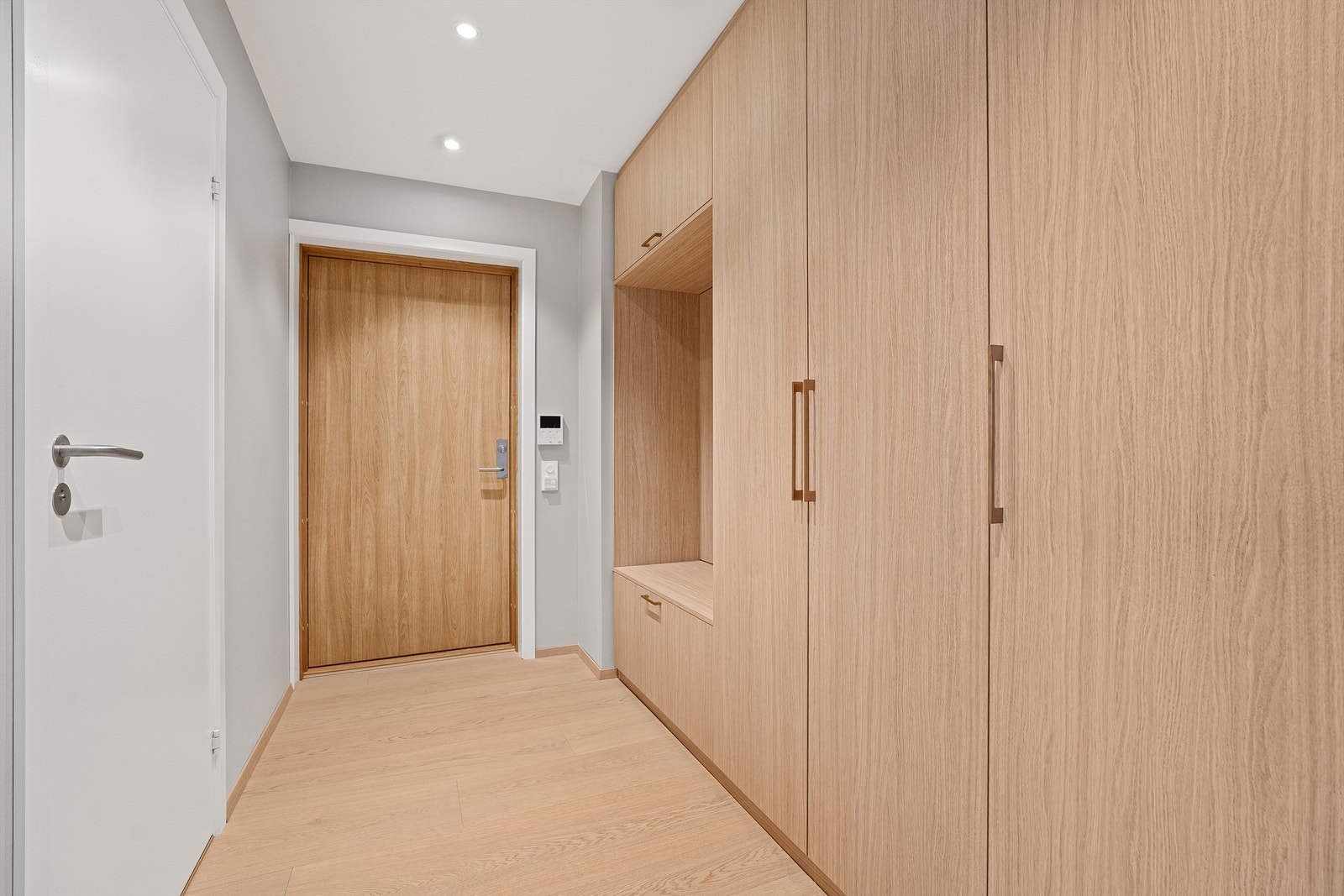 gang med plassbygde skap fra Strai Galleribilde