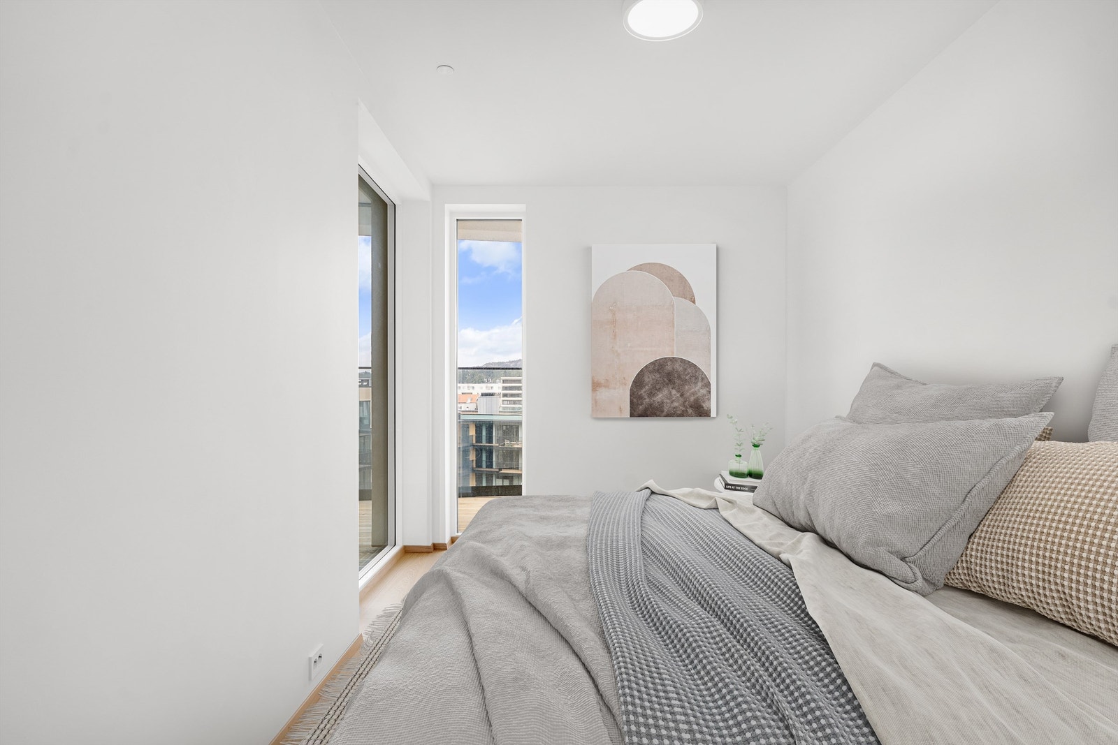 Soverom 2 med gode vindusflater og fint lysinnslipp. Galleribilde