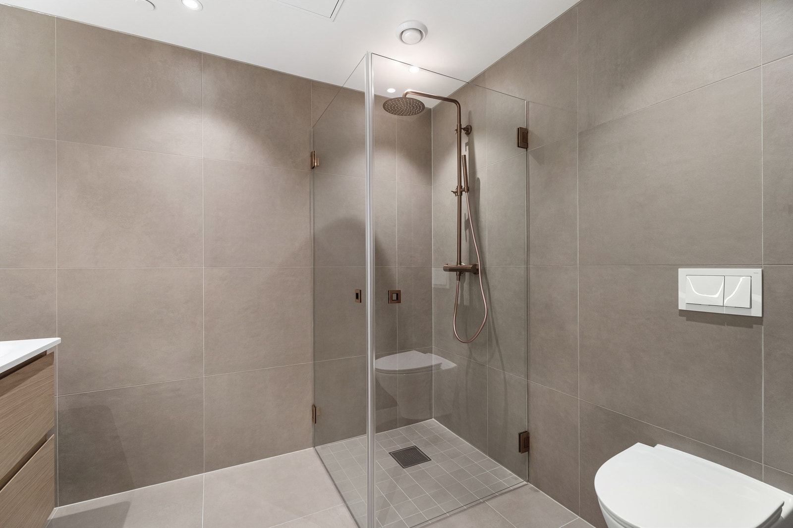 Her går de samme flotte detaljene i børstet messing igjen. Galleribilde