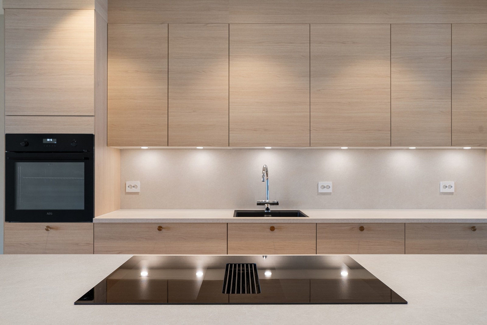 Moderne og praktiske løsninger kombinert med stil, harmoniske farger og åpen og sosial kjøkkenøy. Galleribilde