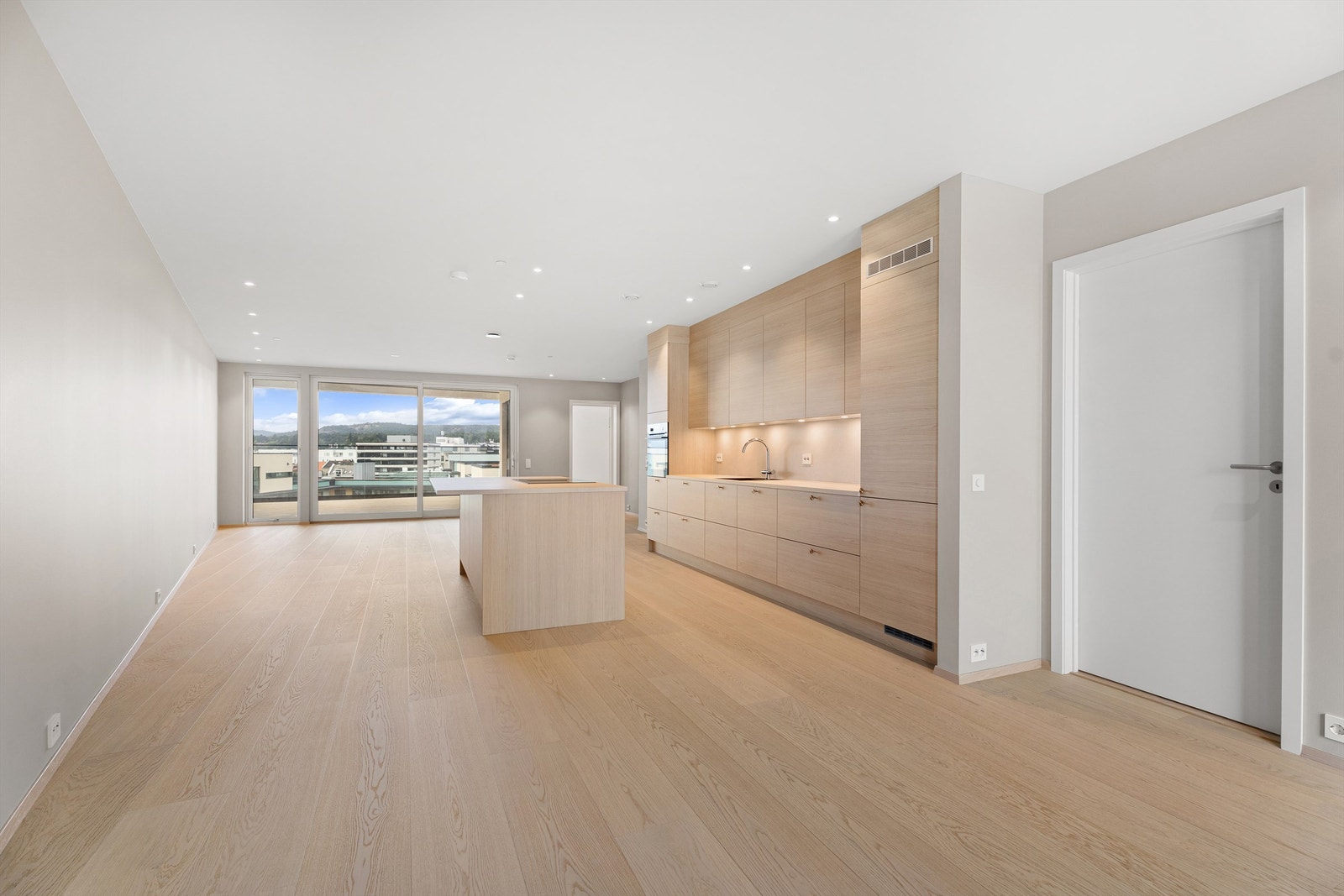 Stuen er romslig med plass til både sofagruppe og spisestue. Galleribilde