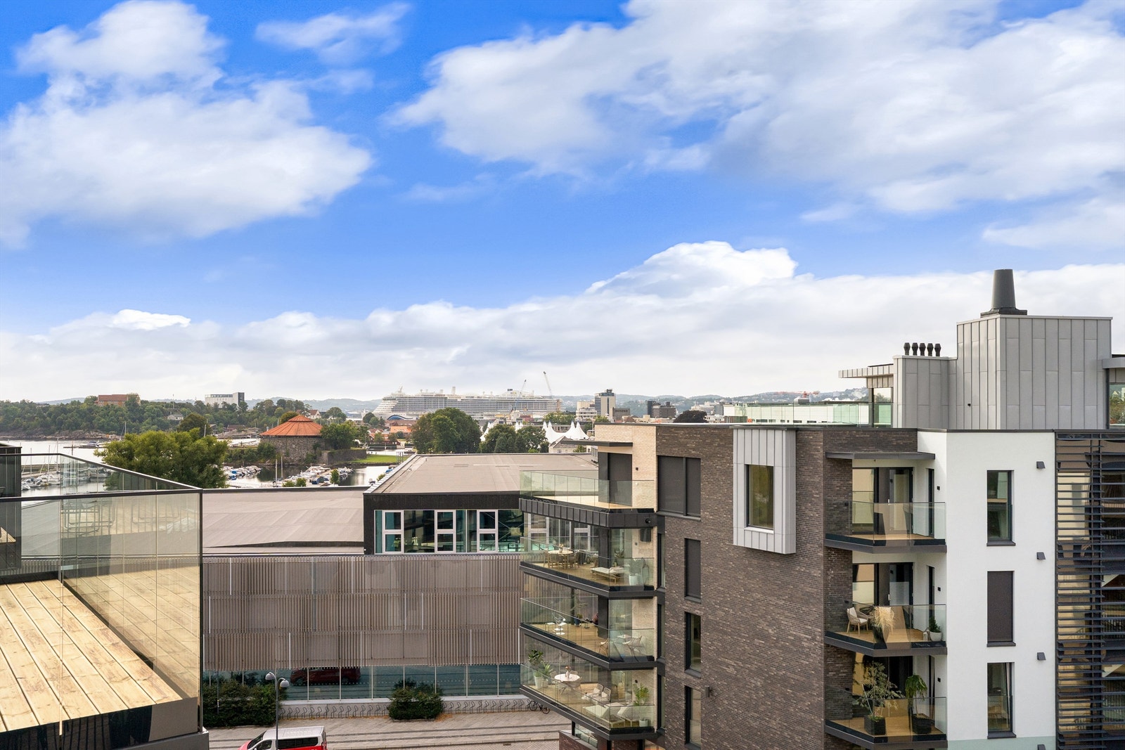 Utsikt over byen og sentral beliggenhet til alle behov og fasiliteter. Galleribilde