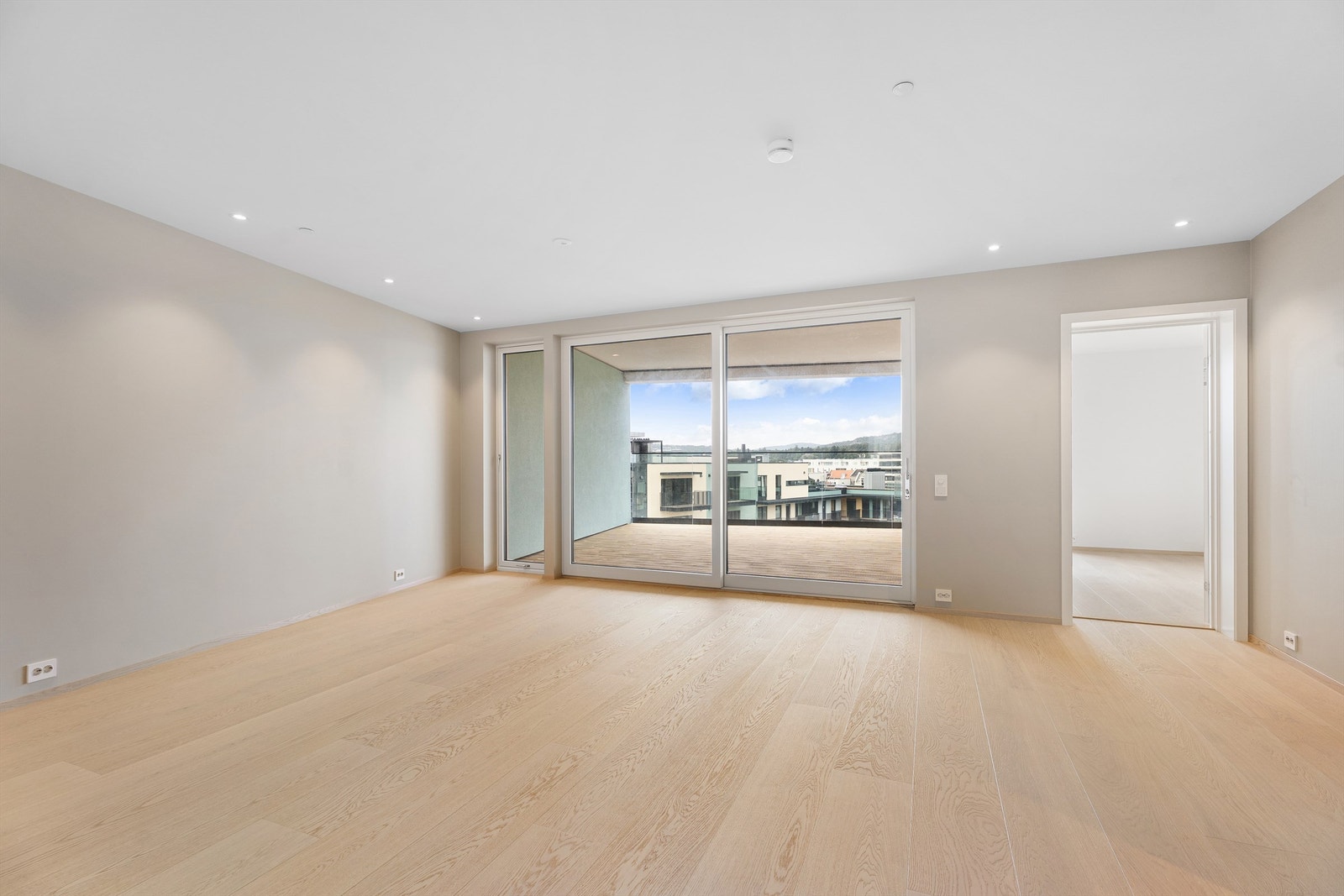 Store vindusflater som slipper inn rikelig med lys og utsikt. Skyvedør ut til lun og romslig overbygd balkong. Galleribilde