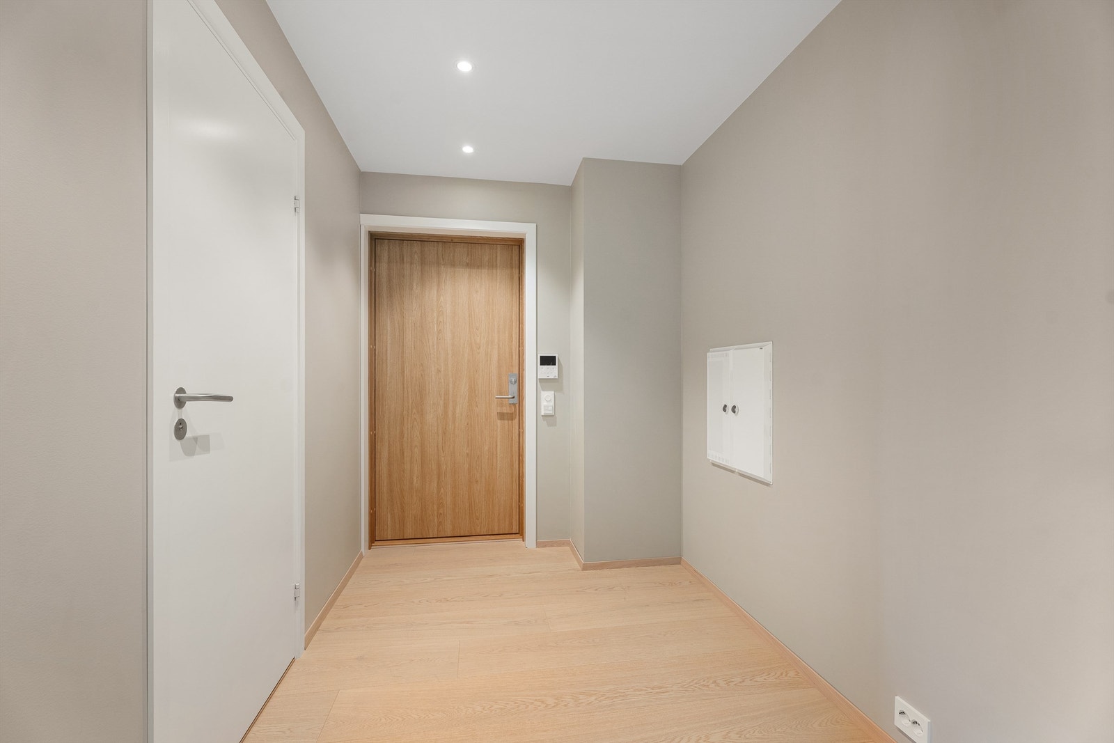 Innbydende og imøtekommende entre med meget god plass til garderobeløsning langs veggen. Galleribilde