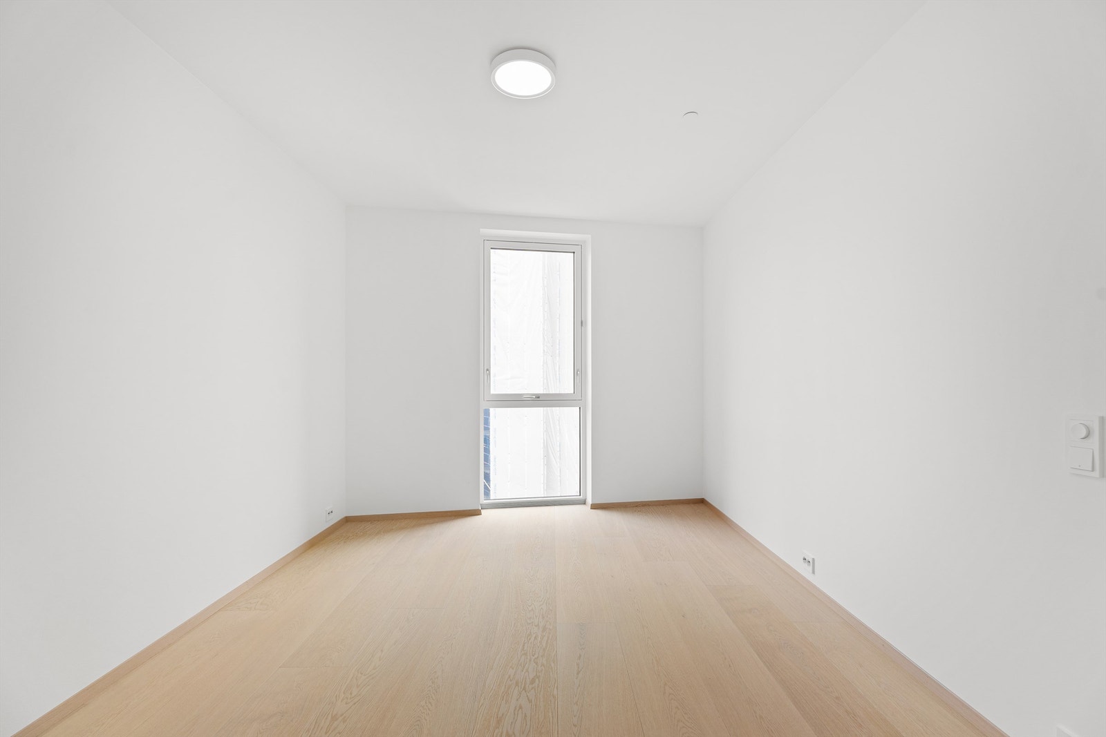 Lyst og romslig hovedsoverom med gode møbleringsmuligheter. Galleribilde