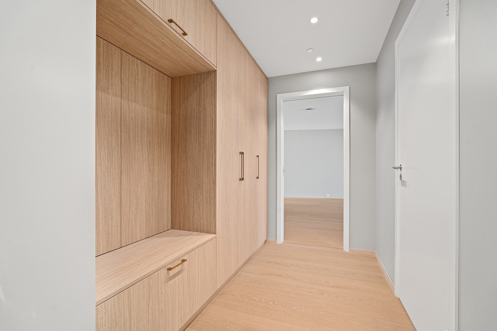 Gang med plassbygd garderobe Galleribilde