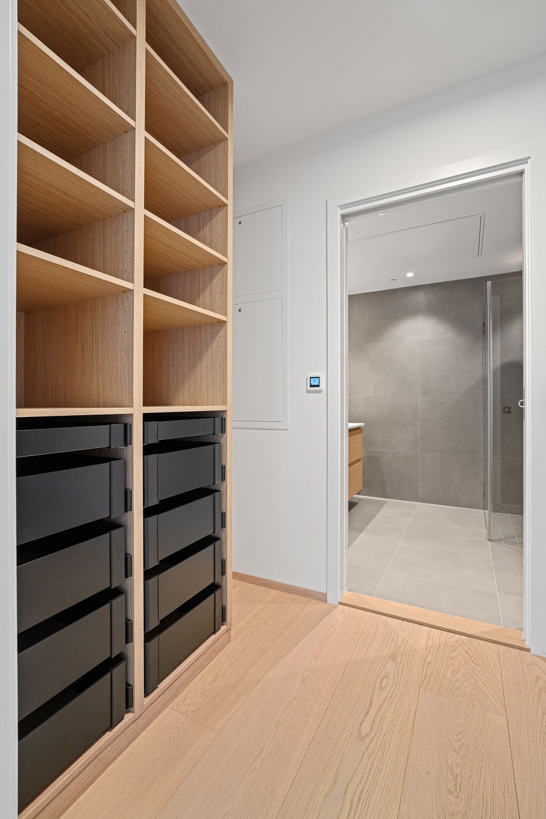 Garderobe med plassbygde skap Galleribilde