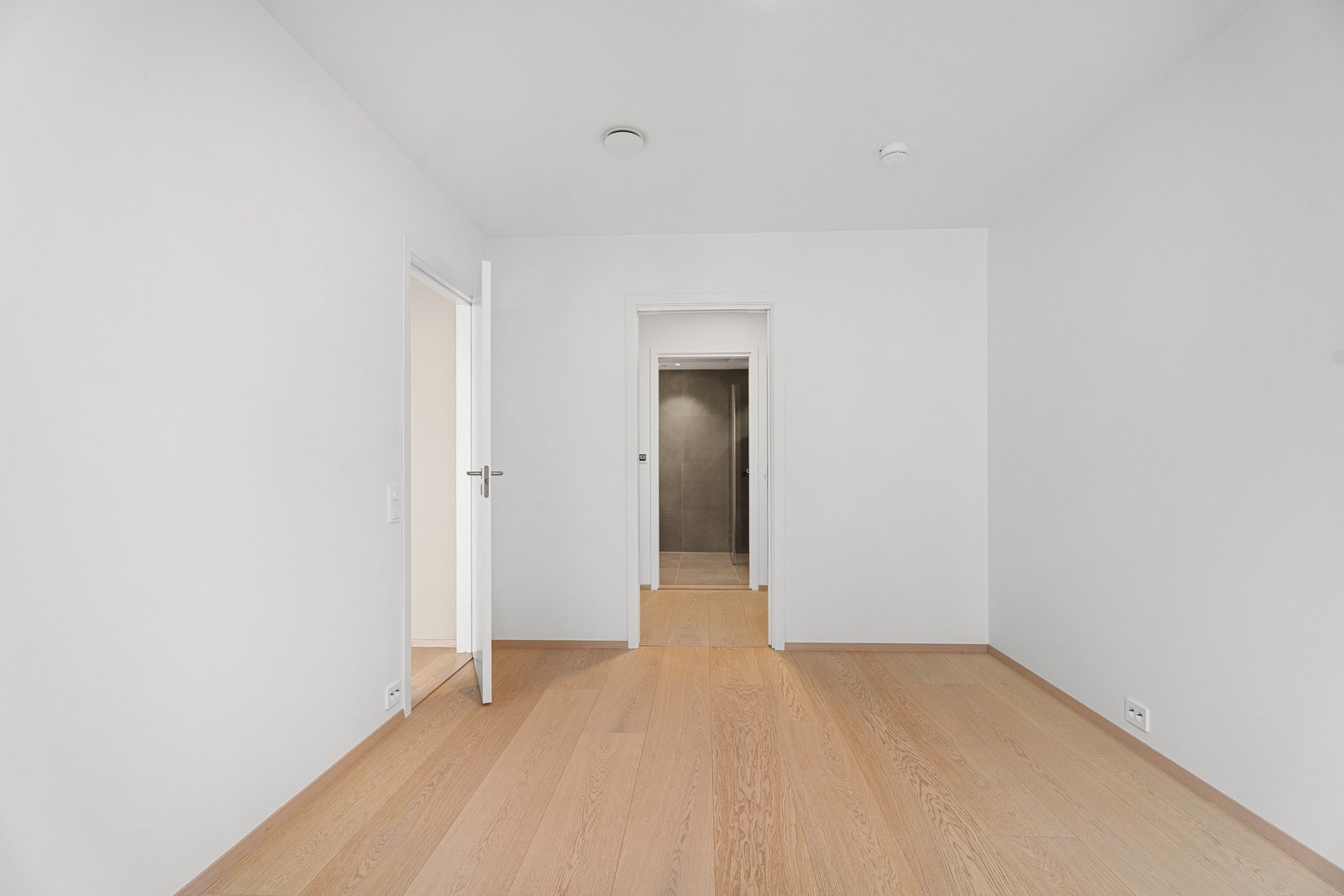 Hovedsoverommet har egen walk- in garderobe på vei inn til eget bad. Galleribilde