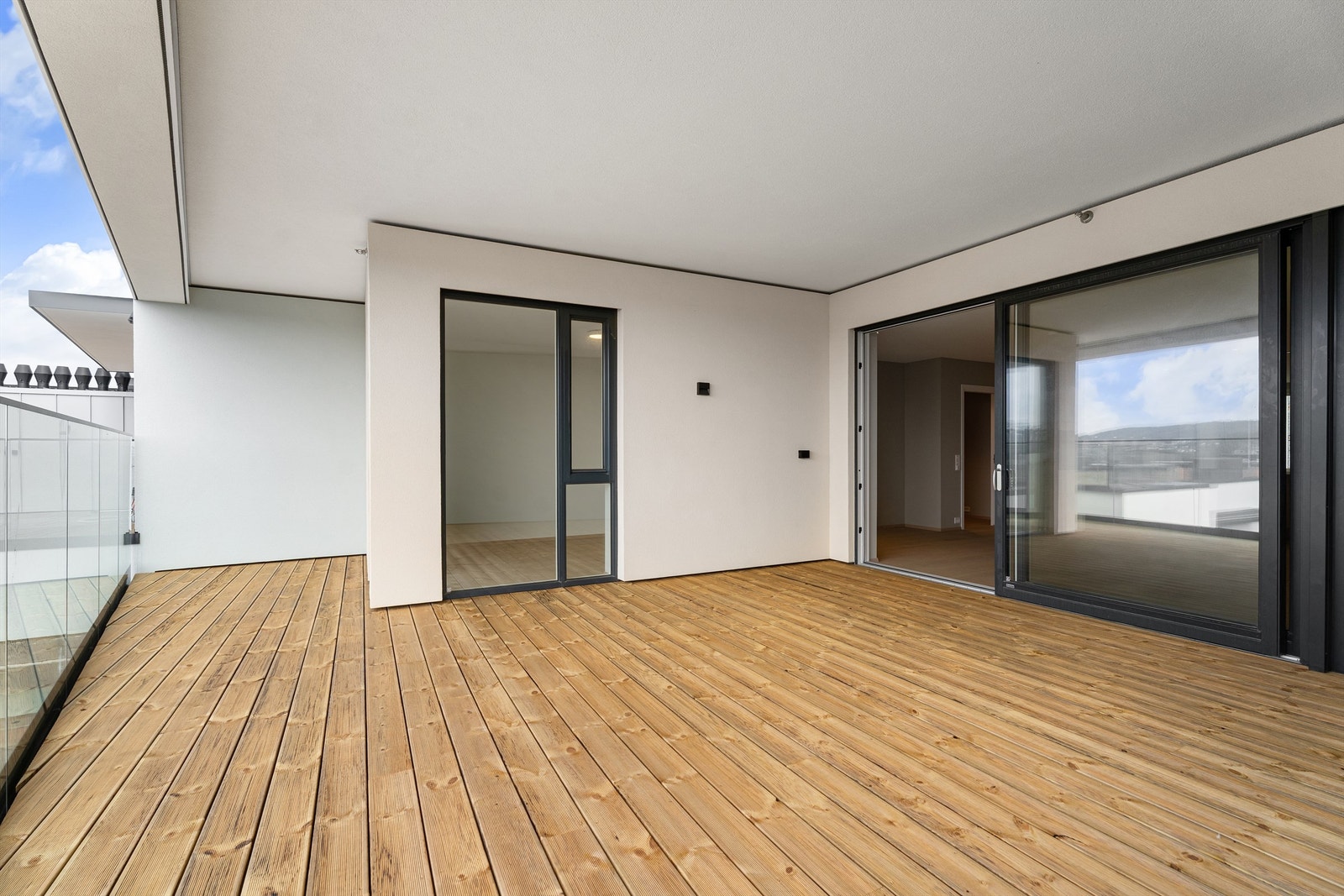 Her får du en lun og romslig balkong på 31 kvm med flott utsikt. Galleribilde