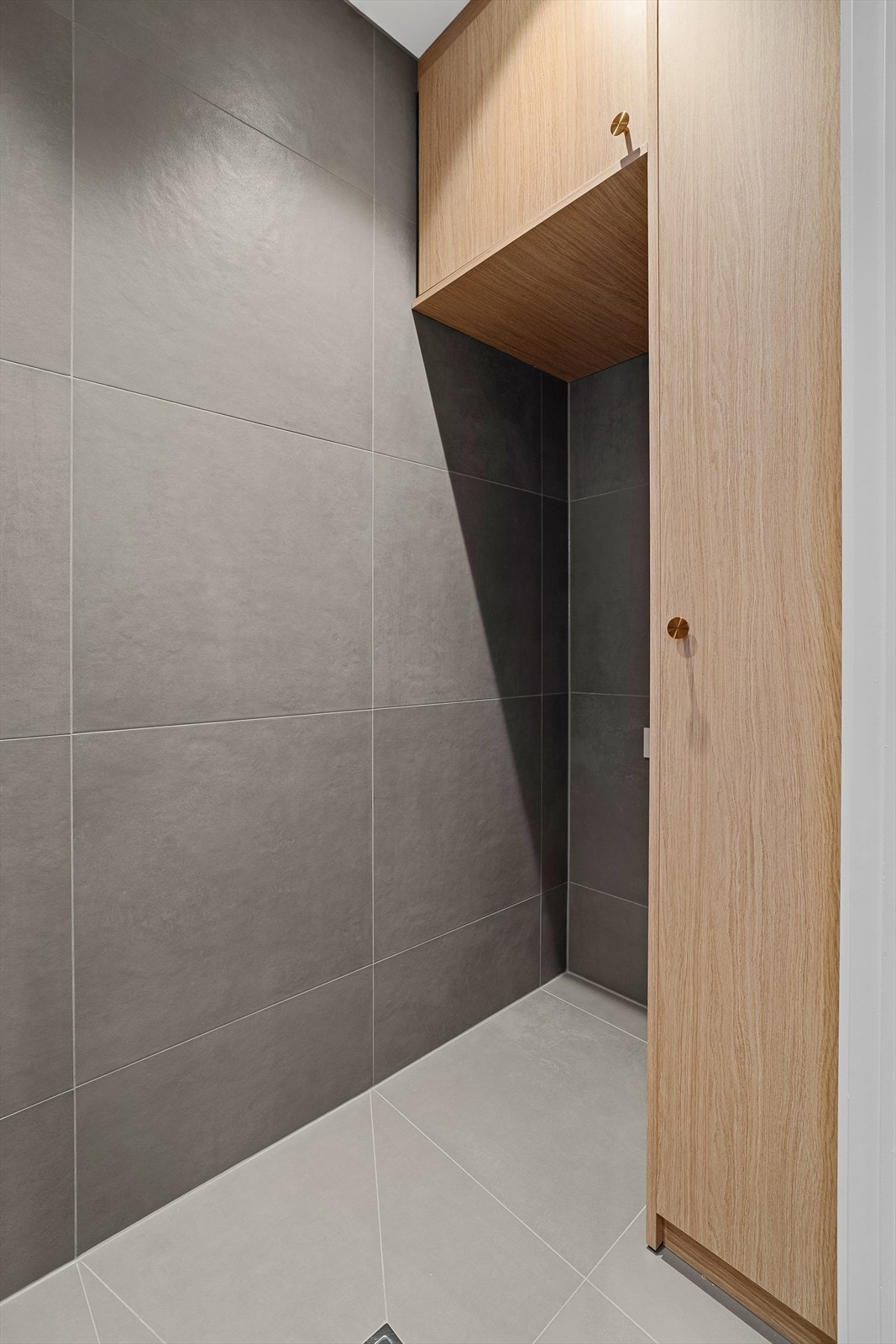 Plassbygd innredning fra Strai Galleribilde