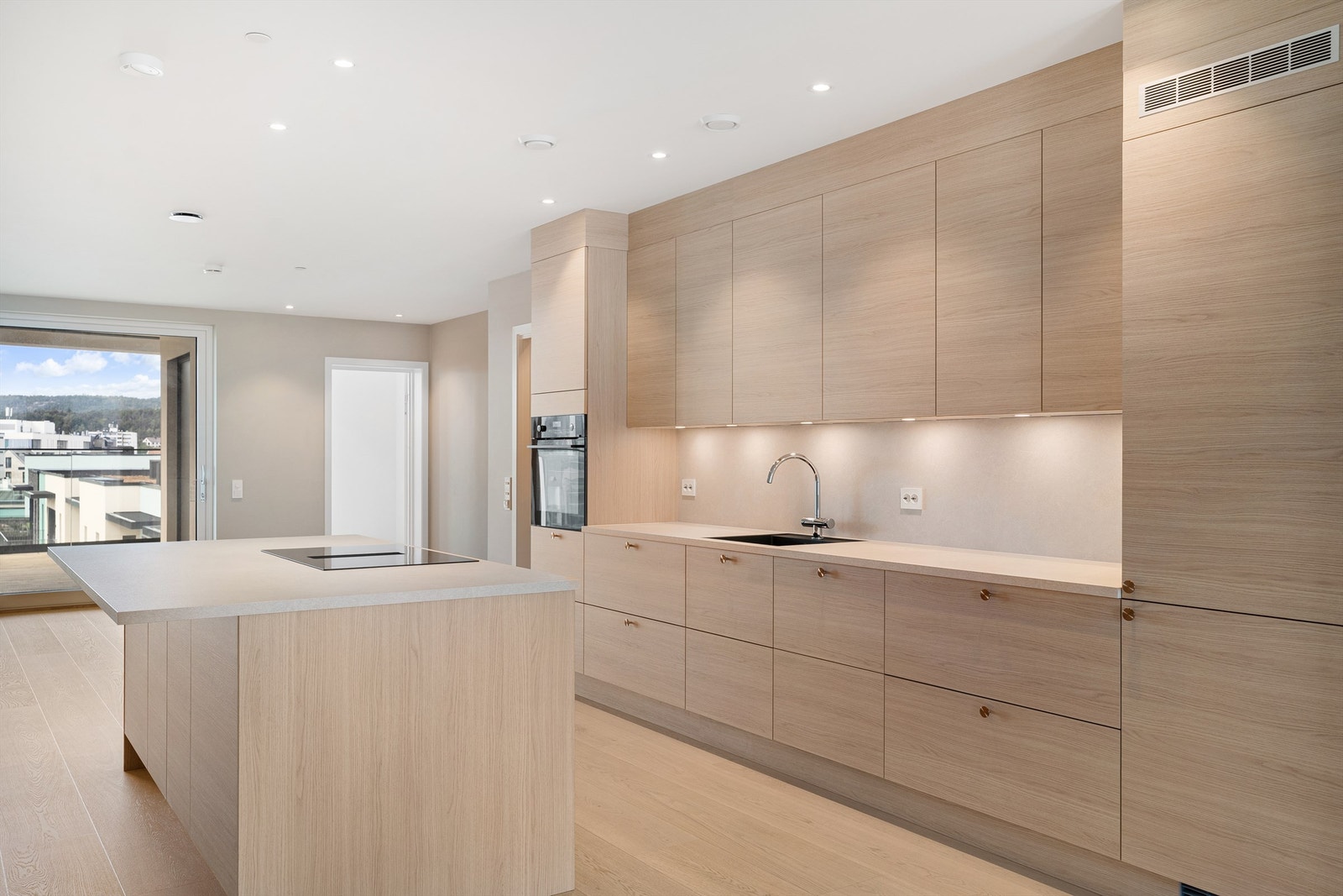 Lekkert og stilrent kjøkken med lyse delikate eikefronter fra kvalitetsleverandør Strai Kjøkken. Galleribilde