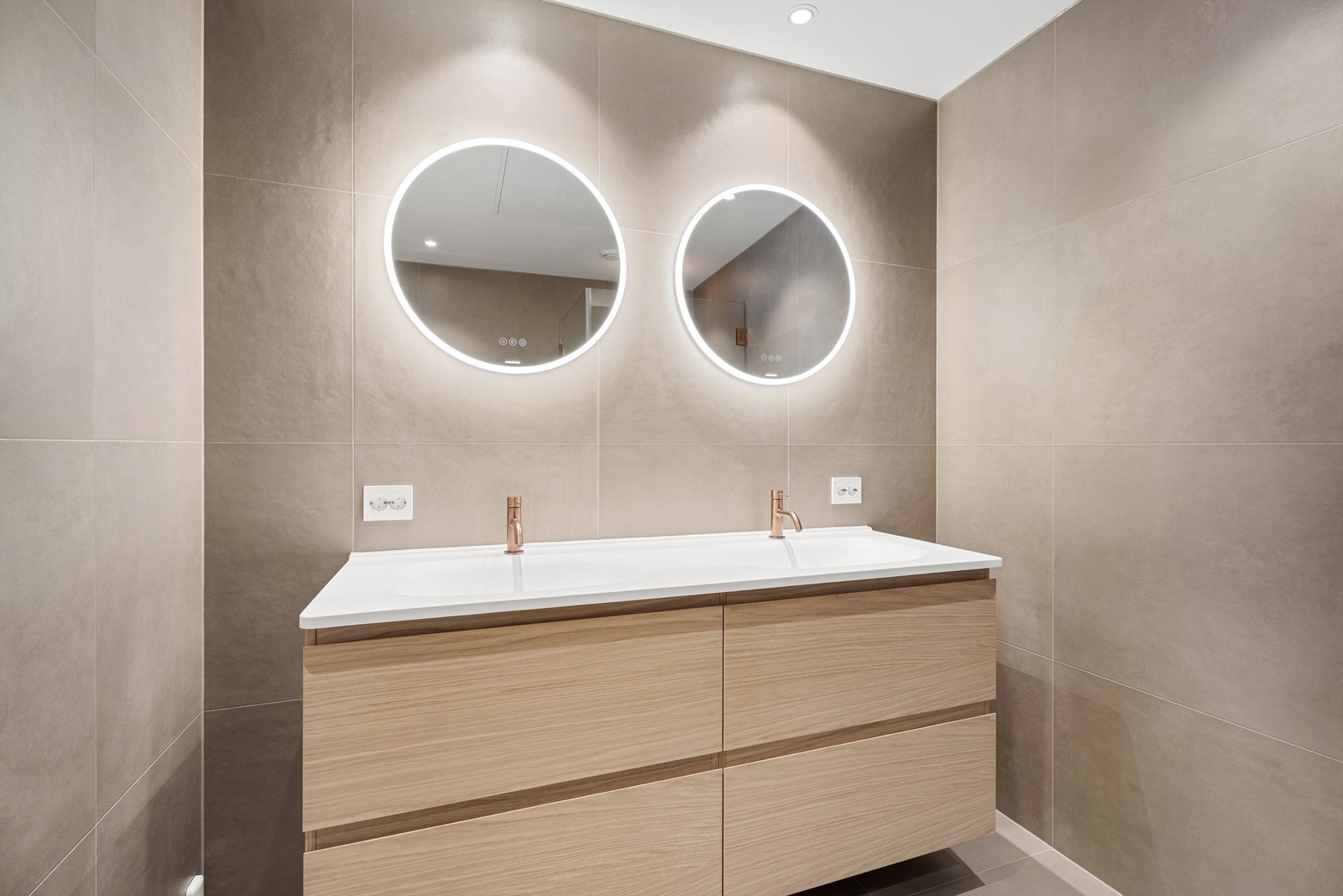 Lekkert hovedbad med dobbel vask, flott innredning og god oppbevaringsplass i skuffer. Galleribilde