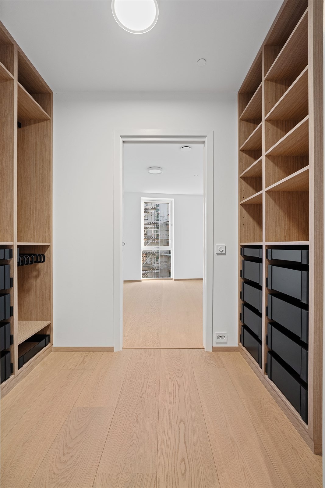 Garderobe med plassbygde skap Galleribilde