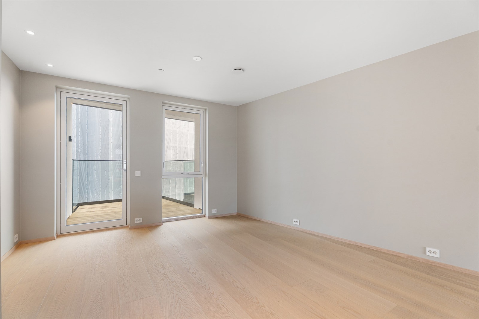 Utgang til enda en balkong fra andre siden av stuen. Balkongen er på rett i underkant av 8 kvm og har flott sjøutsikt Galleribilde