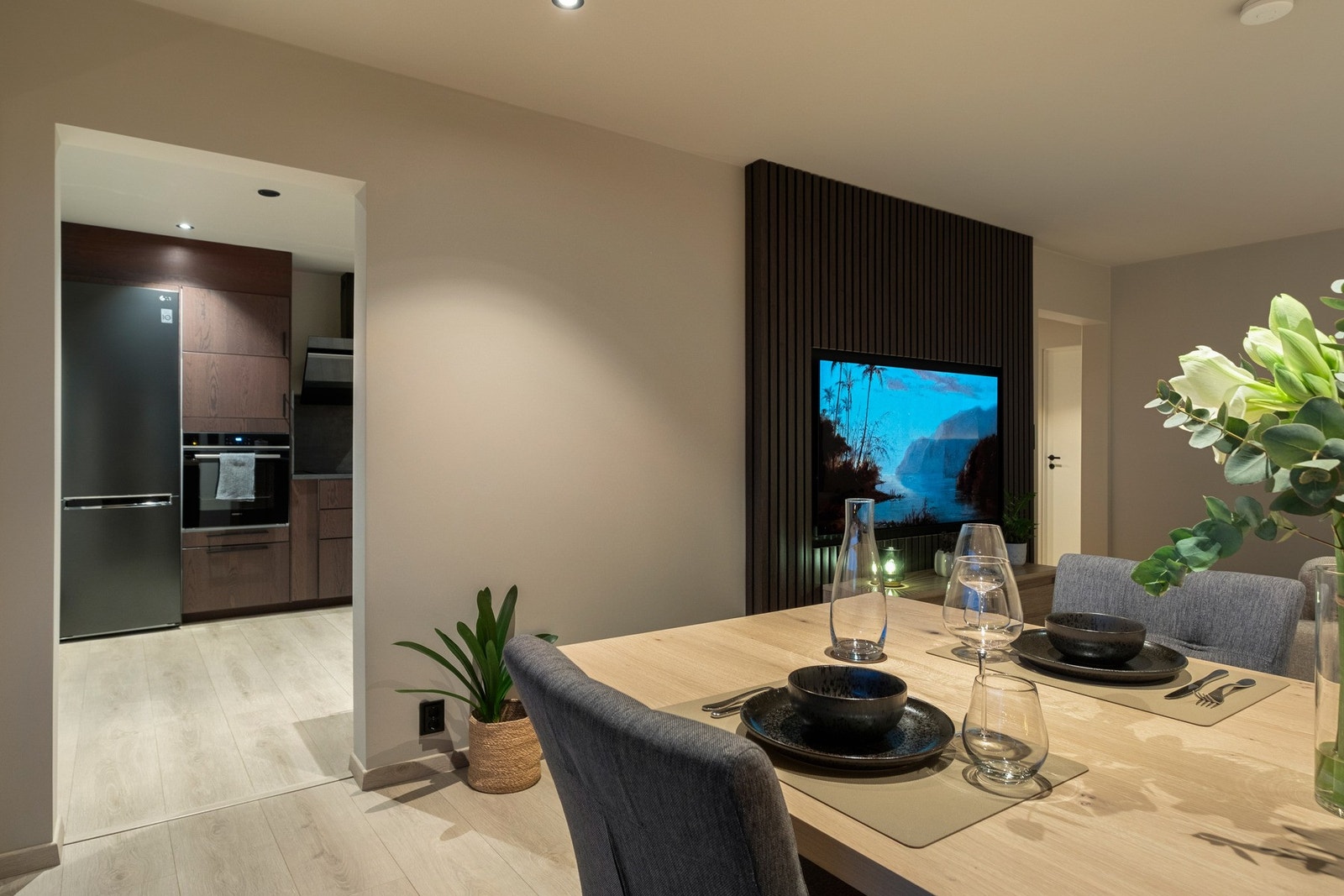 Fine detaljer som spilevegger og kjøkken i mørk eiketone skaper et lekkert uttrykk Galleribilde