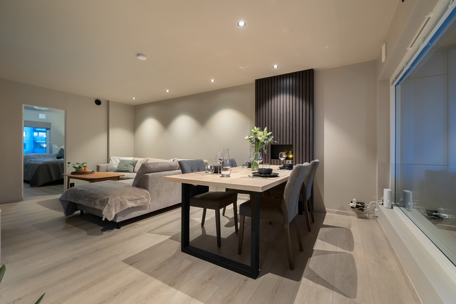 Stuen rommer hele 22 kvm og har rikelig med plass til ønsket møblement Galleribilde