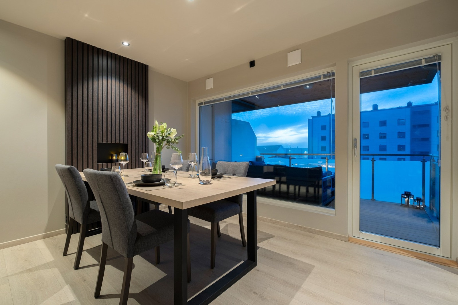 Spisegruppen faller naturlig inn i rommet Galleribilde