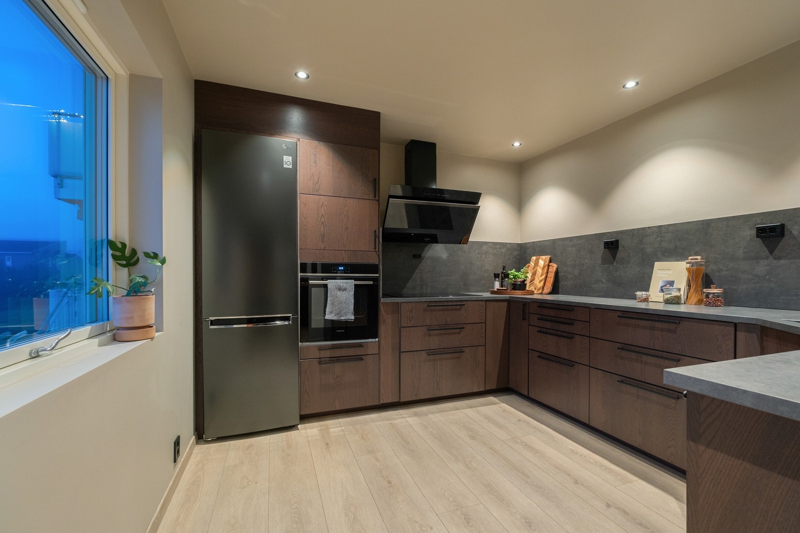 Fantastisk kjøkken med tidsriktige farger, materialvalg og hvitevarer Galleribilde