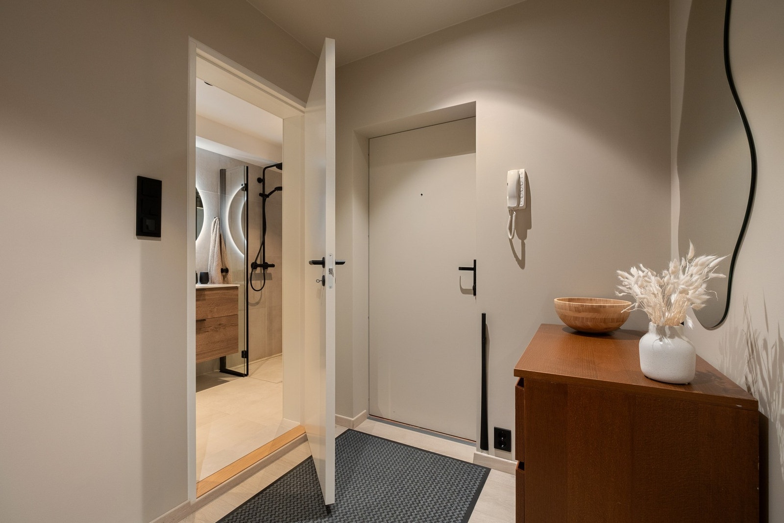 Lys og innbydende entrè med porttelefon Galleribilde