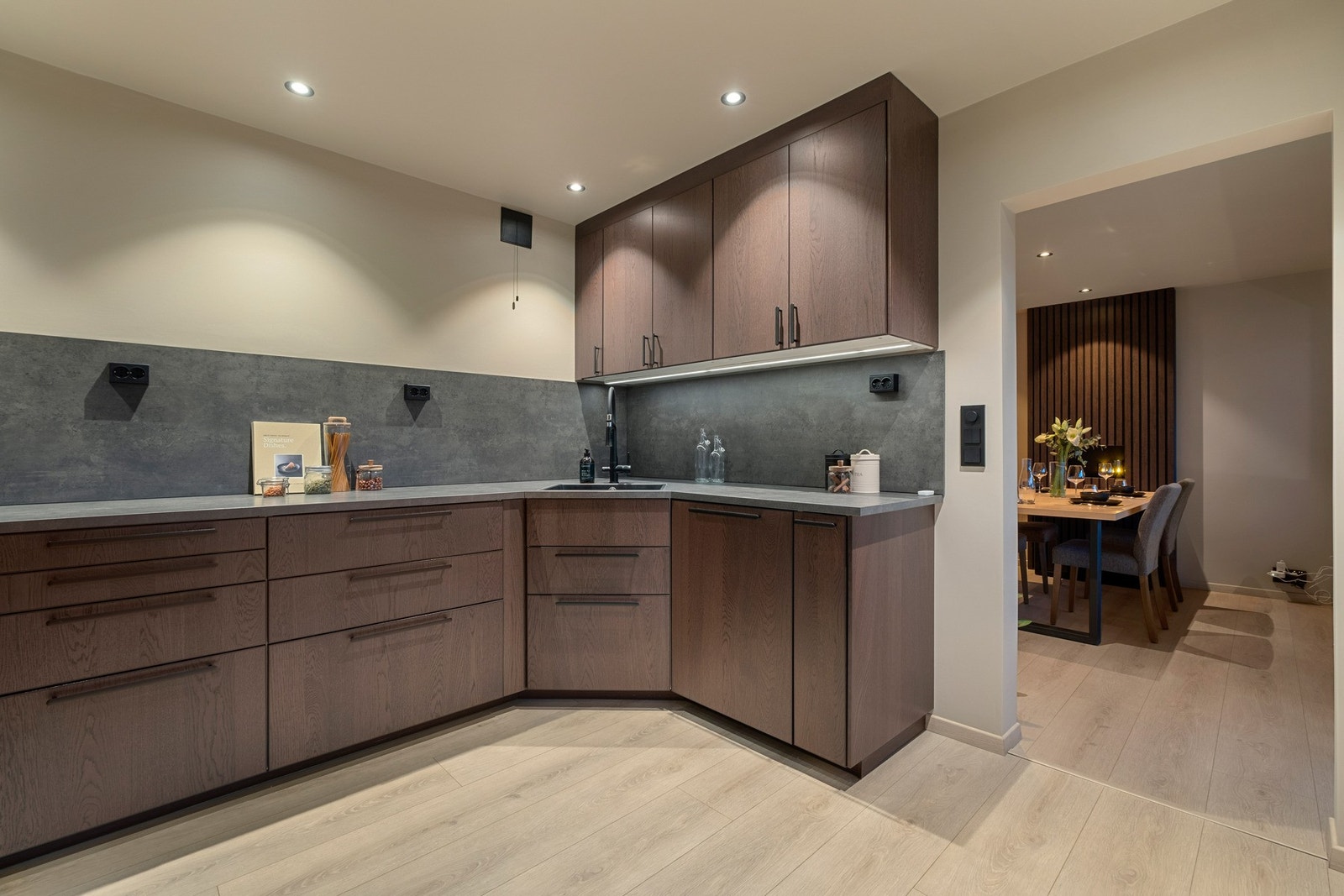 Kjøkkenet rommer hele 10,5 kvm og her er det rikelig med skap- og benkeplass Galleribilde