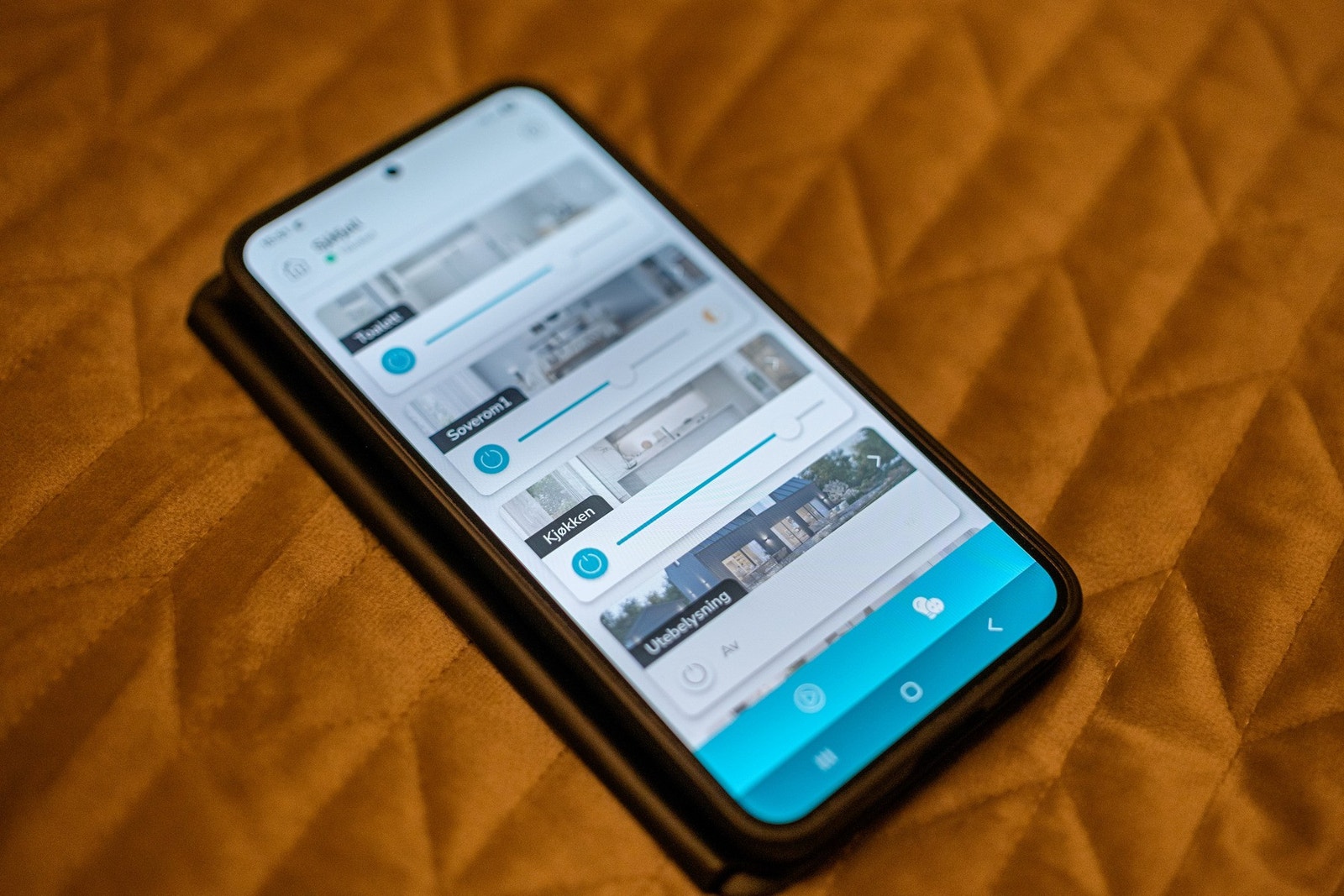 Smartere lysstyring med app gjør det lett å skape ønsket stemning gjennom hele boligen Galleribilde