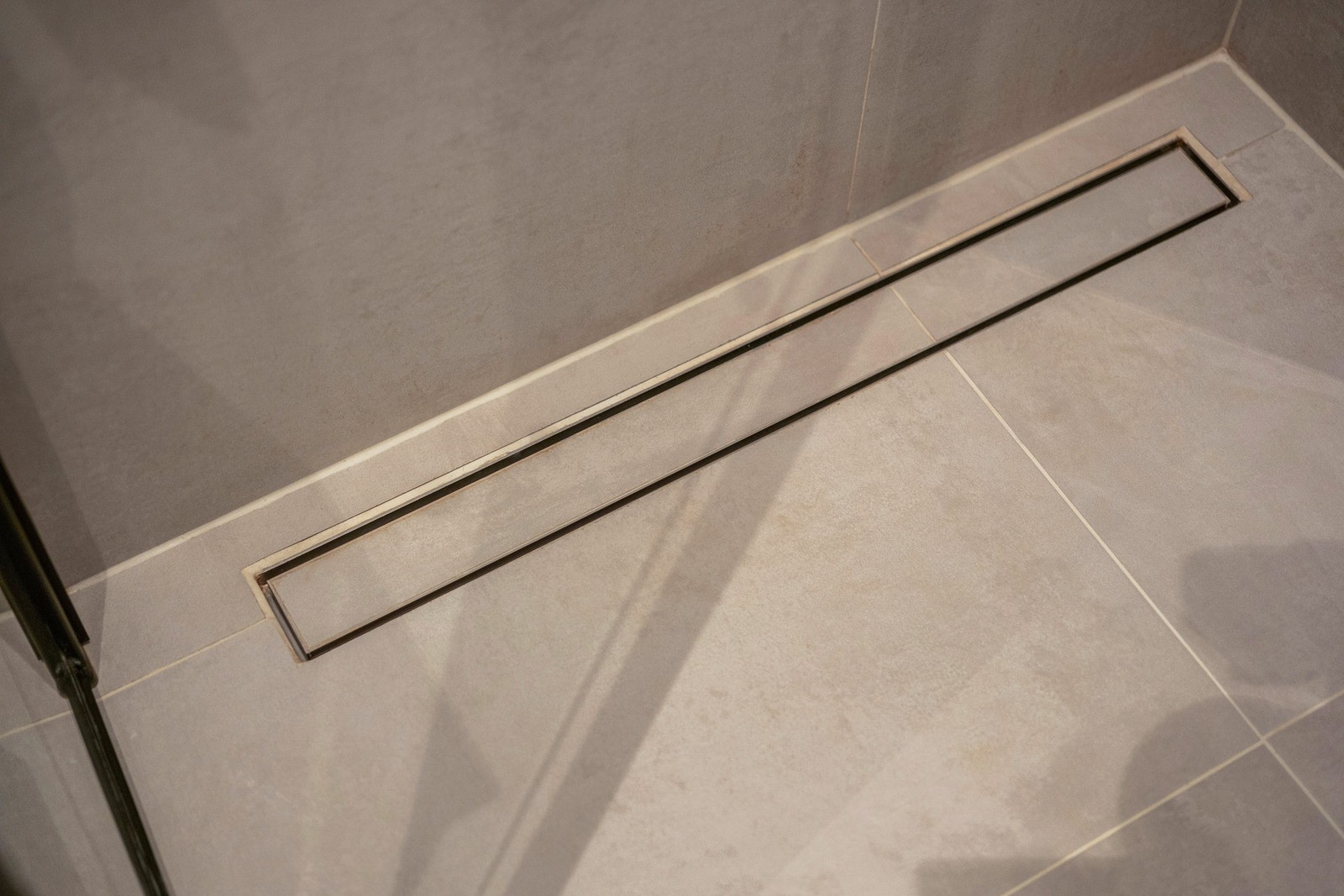 Lekker lineære gulvsluk. Moderne stil og enkel å vedlikeholde Galleribilde