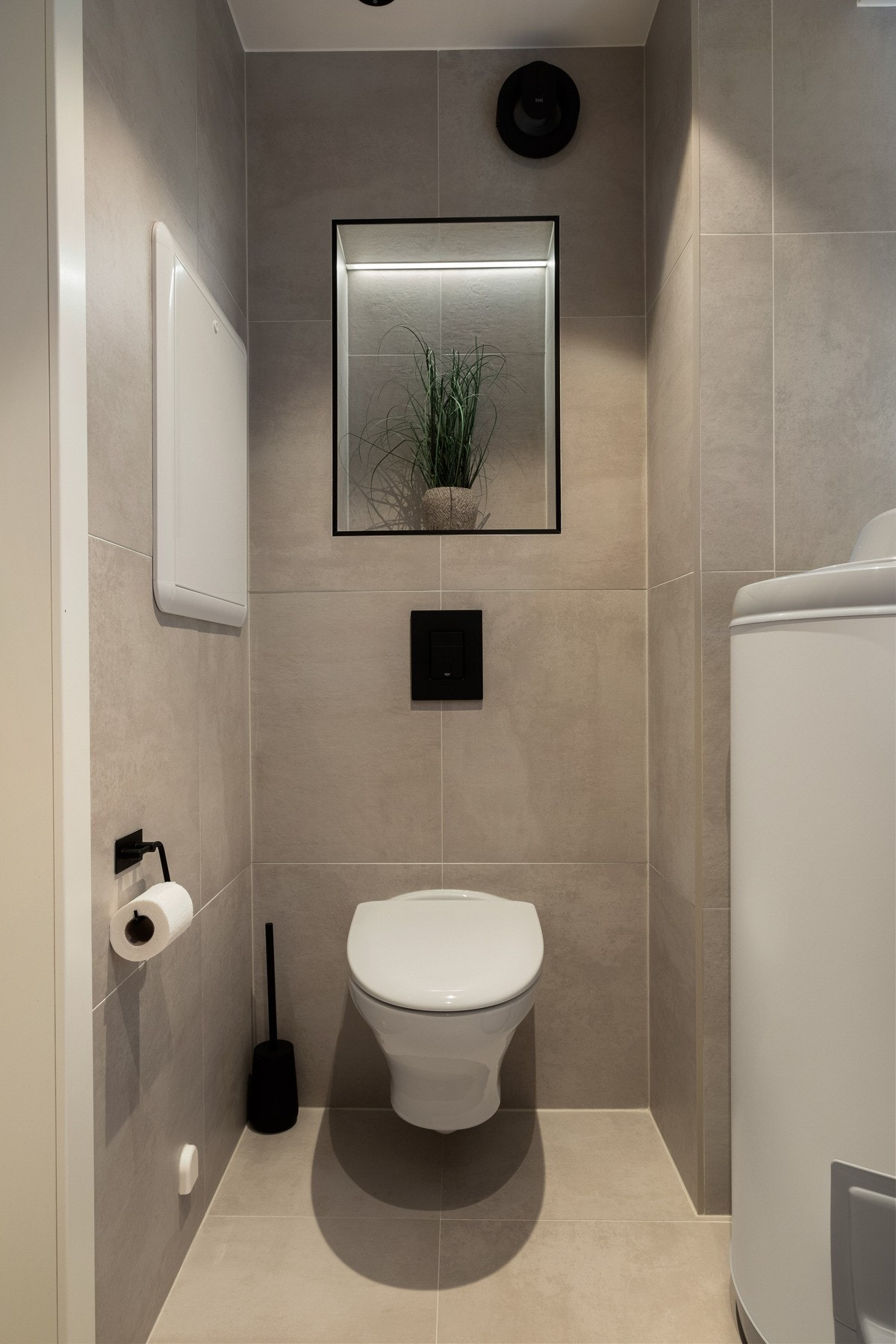 Badet har varme i gulvet, downlights i himlingen og veggmontert toalett Galleribilde