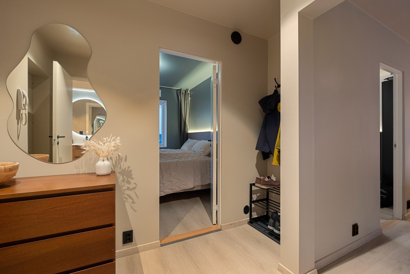 Plass til å henge fra seg sko og yttertøy Galleribilde