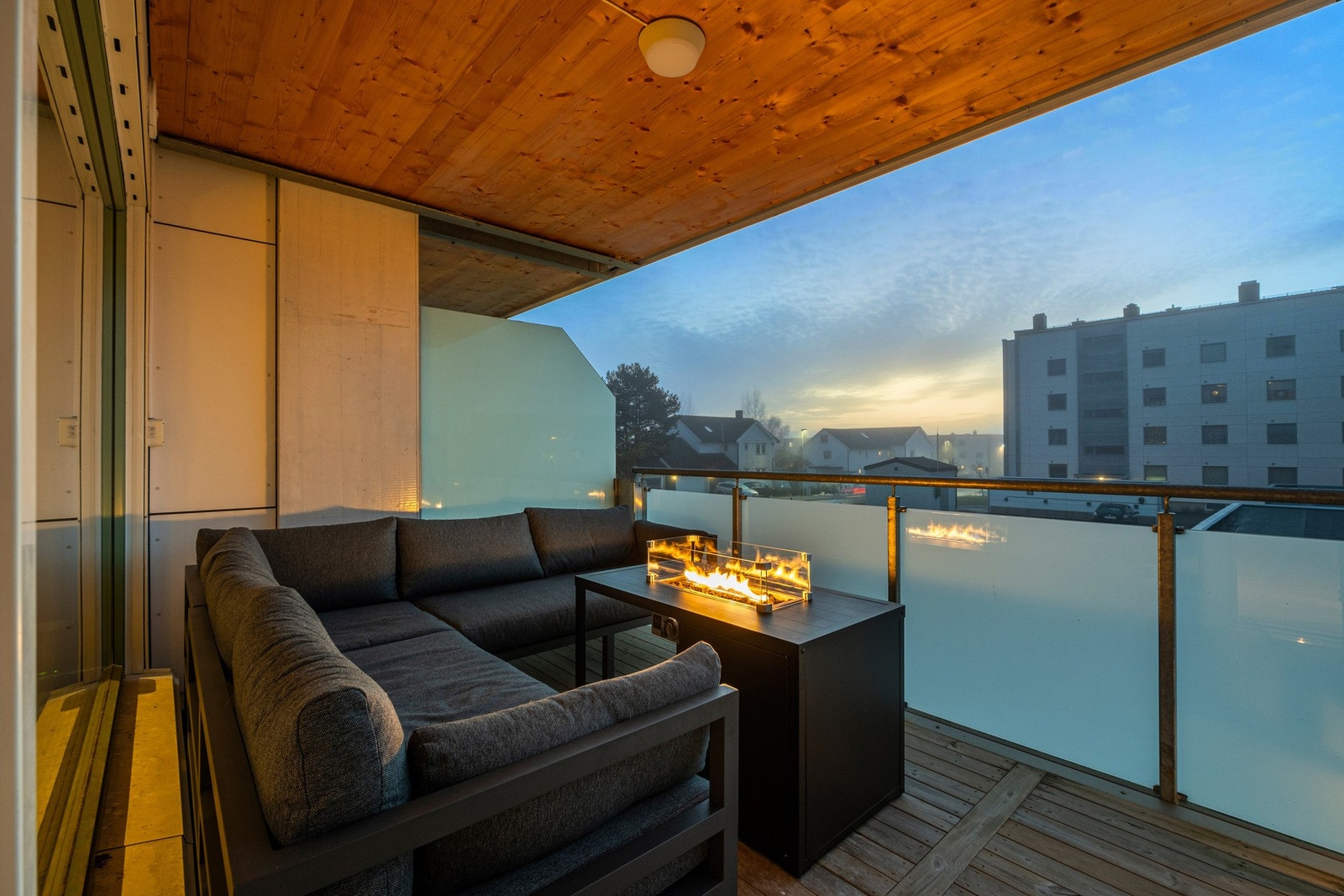 Flott og romslig balkong på 9,1 kvm med god plass til ønsket utemøblement Galleribilde