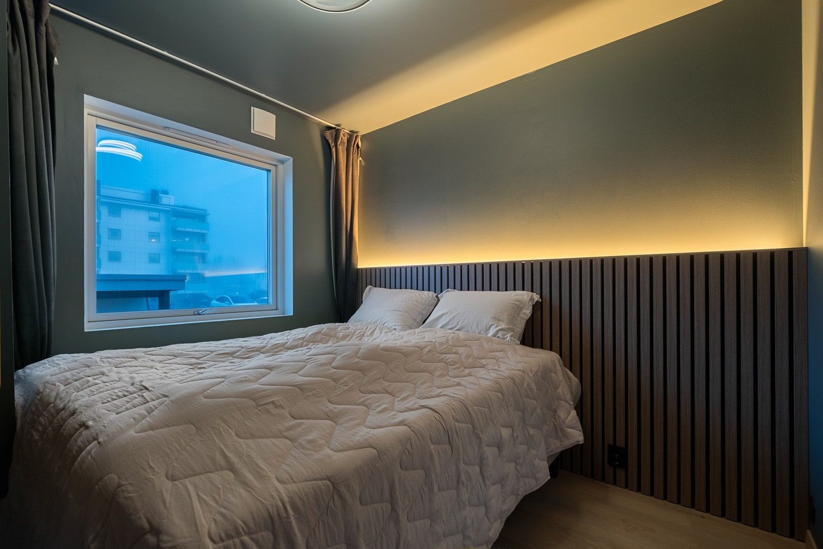 Soverom 1 rommer hele 10,9 kvm. Begge soverommene har gjennomførte detaljer som gir en eklusiv atmosfære i rommet Galleribilde