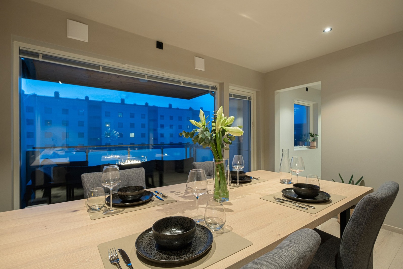 De store vindusflatene sikrer med rikelig naturlig lysinnslipp Galleribilde