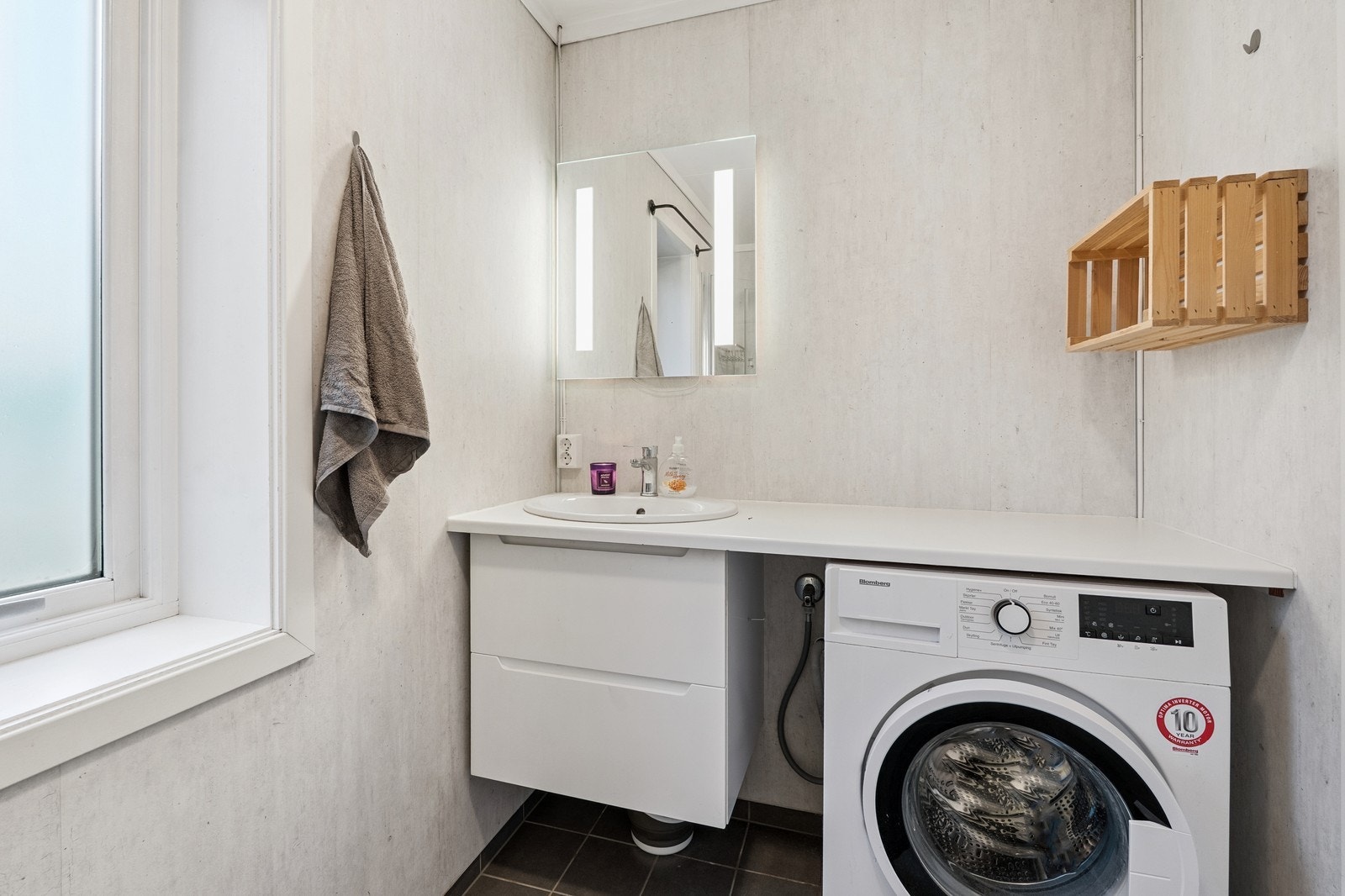 Badet har opplegg for vaskemaskin. Galleribilde