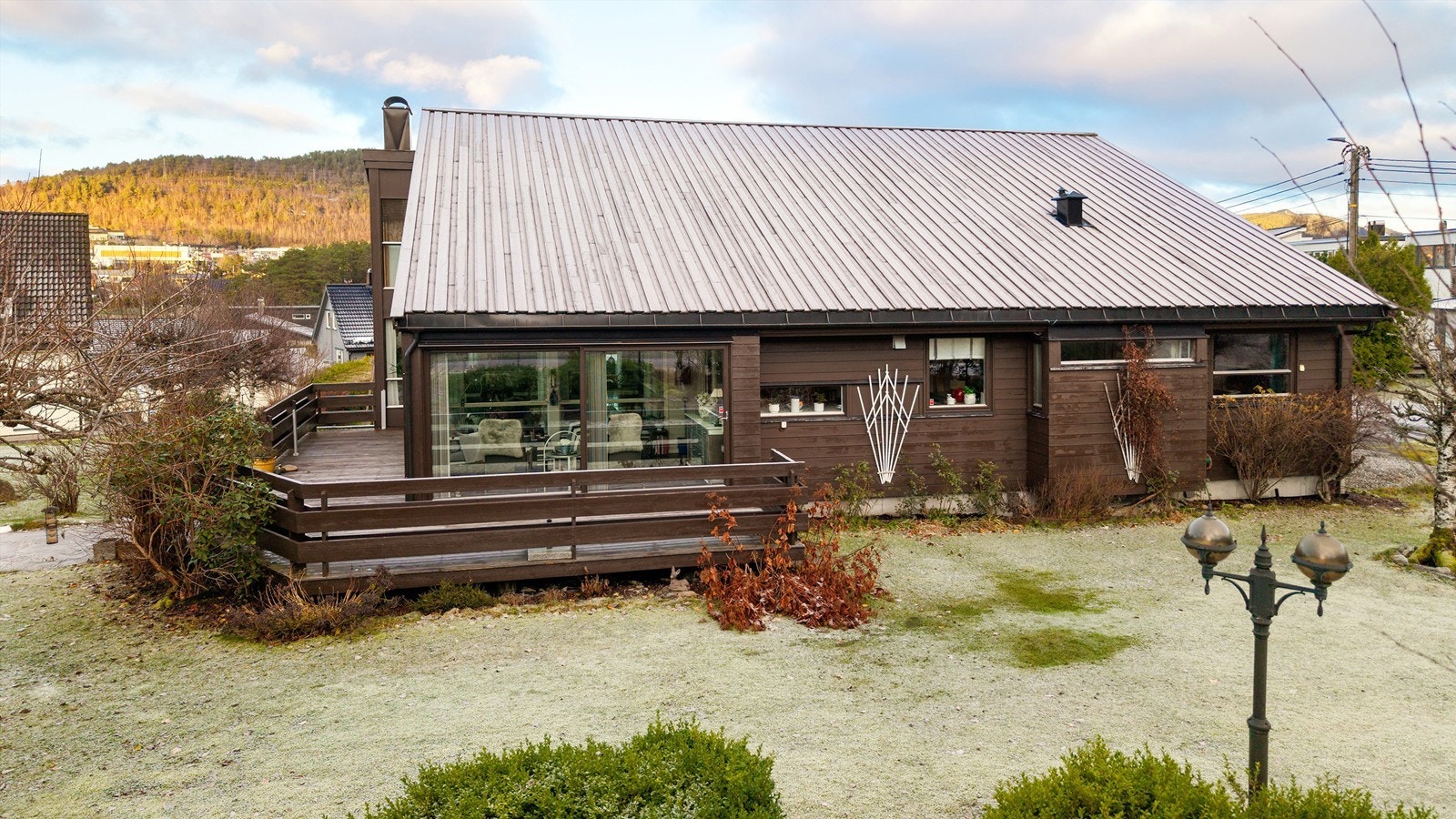 Fasade mot syd - deler av overbygd terrasse er innbygd som hagestue/vinterstue (ikke byggemeldt) Galleribilde