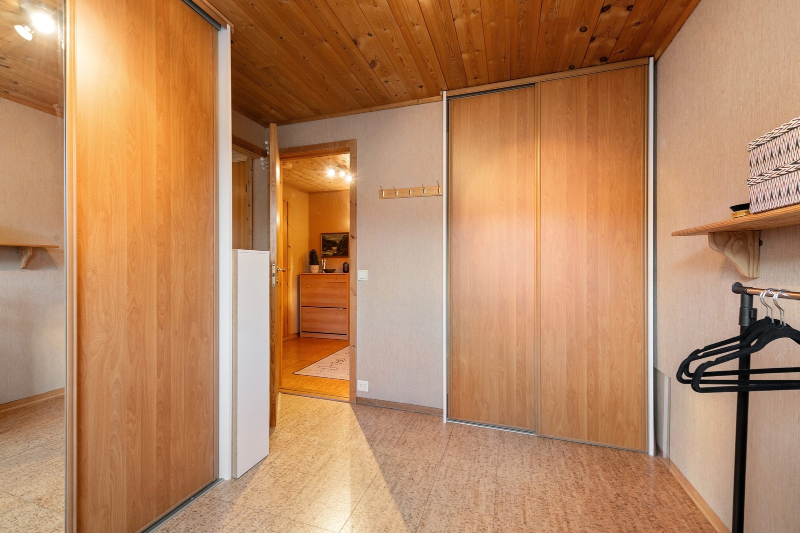 Garderoberom i 1. etasje (soverom 2) Galleribilde