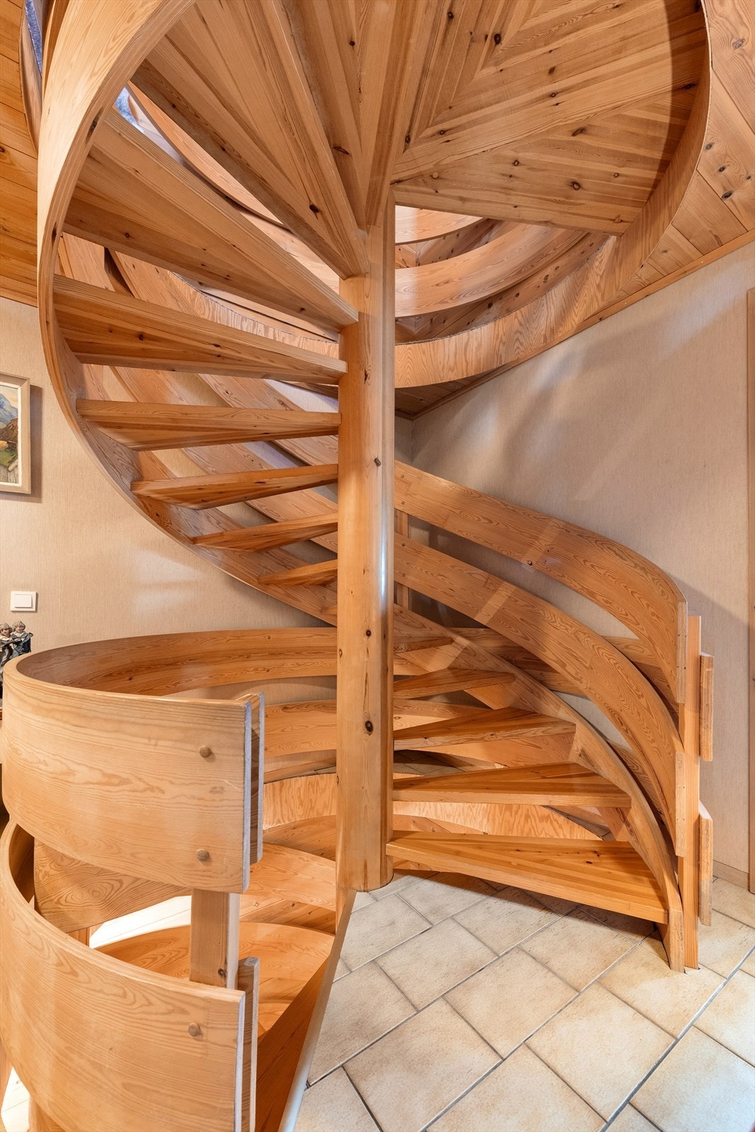 Vindel tretrapp fra byggeår med trerekkverk mellom etasjene. Galleribilde