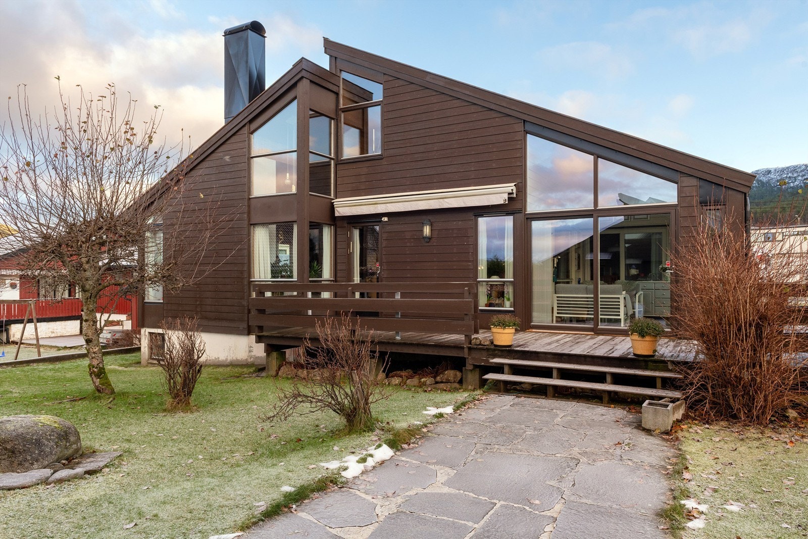 Fasade og terrasse mot vest med lett tilkomst til pent opparbeidet hage Galleribilde