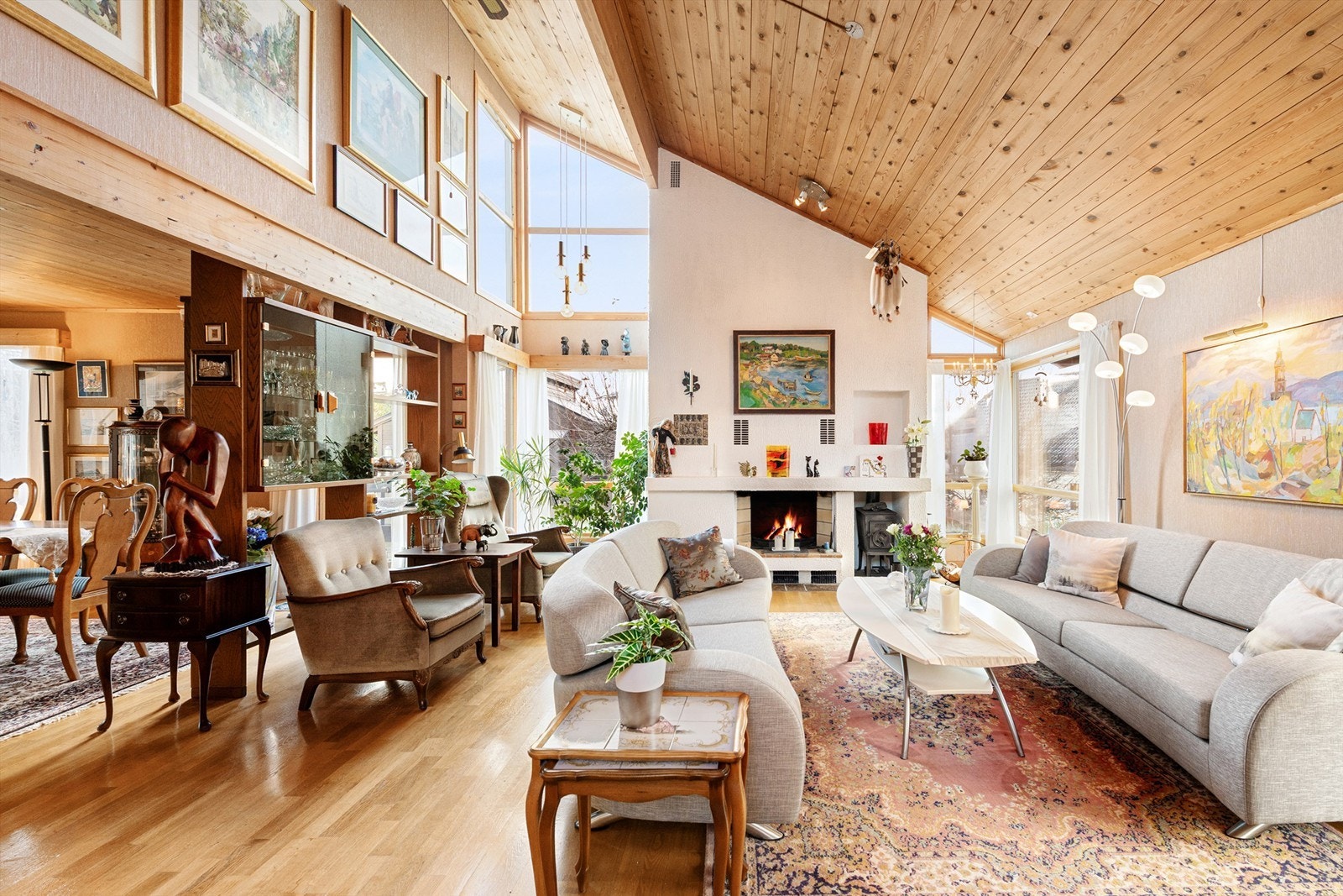 Store lyse og luftige stuer med dels åpen løsning mellom stuene med fast bokhylle/romdeler. God takhøyde på stuen og skråhimling som gir god romfølelse. Galleribilde