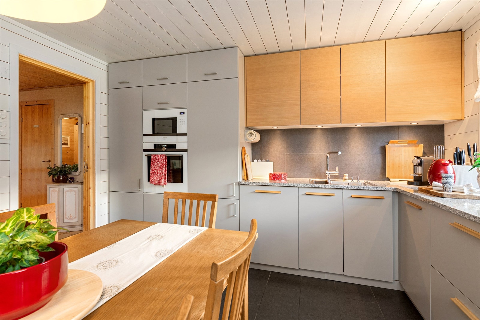 Kjøkkenet har integrerte hvitevarer fra Siemens med kjøl/fryseskap (2/3 kjøleskap og 1/3 fryseskap), oppvaskmaskin, induksjonstopp, micro og stekeovn Galleribilde