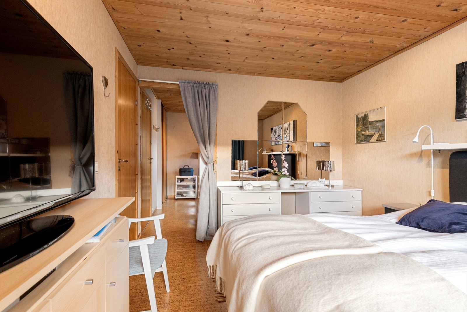 Romslig soverom i 1. etasje med adkomst til soverom 2 som i dag er i bruk som garderoberom Galleribilde