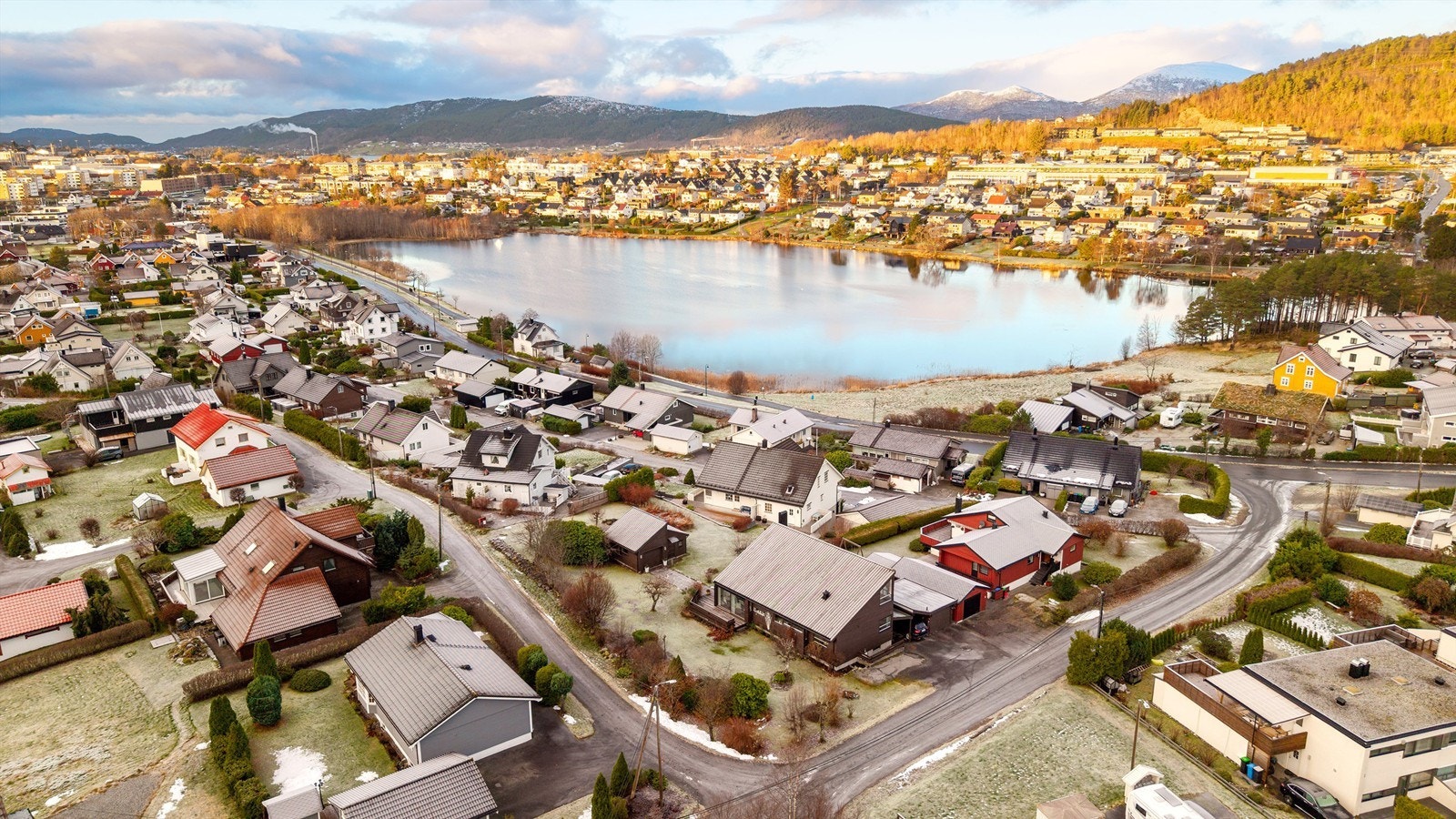 Eiendommen ligger i et etablert og rolig boligfelt. Det er nærhet natur, skole, fritidstilbud og rikholdig servicetilbud både i Spjelkavika og handelssentrummet på Moa Galleribilde