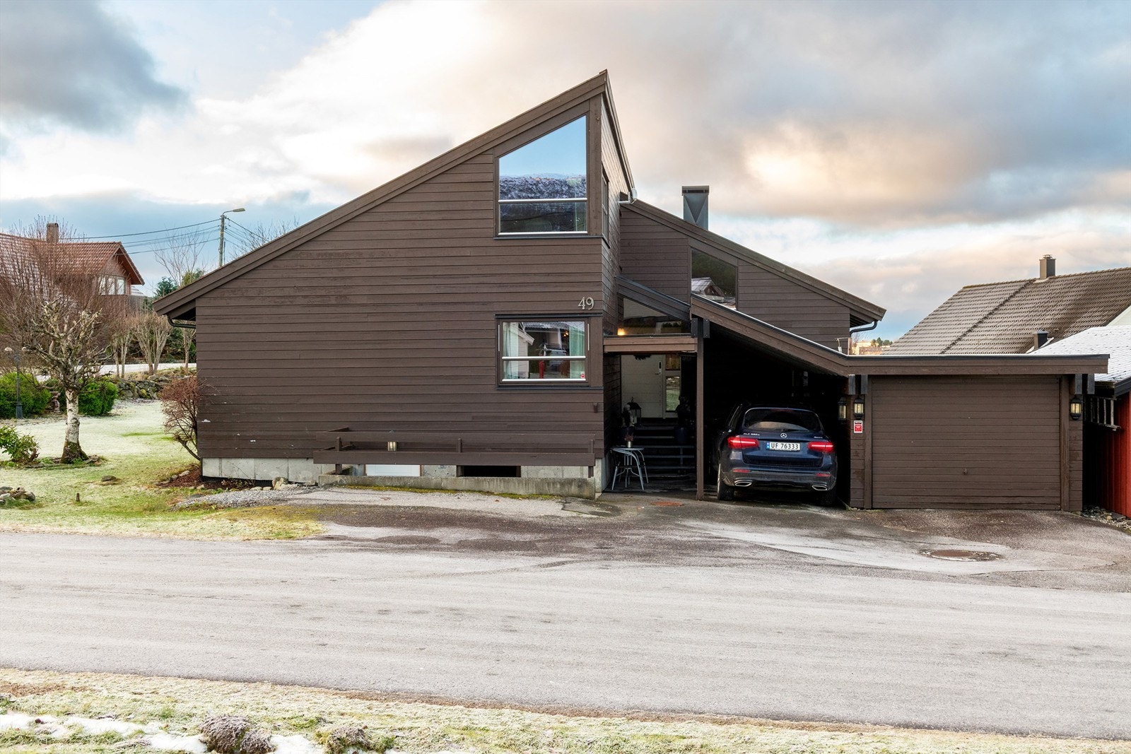 Fasade/innkjørsel og garasje Galleribilde