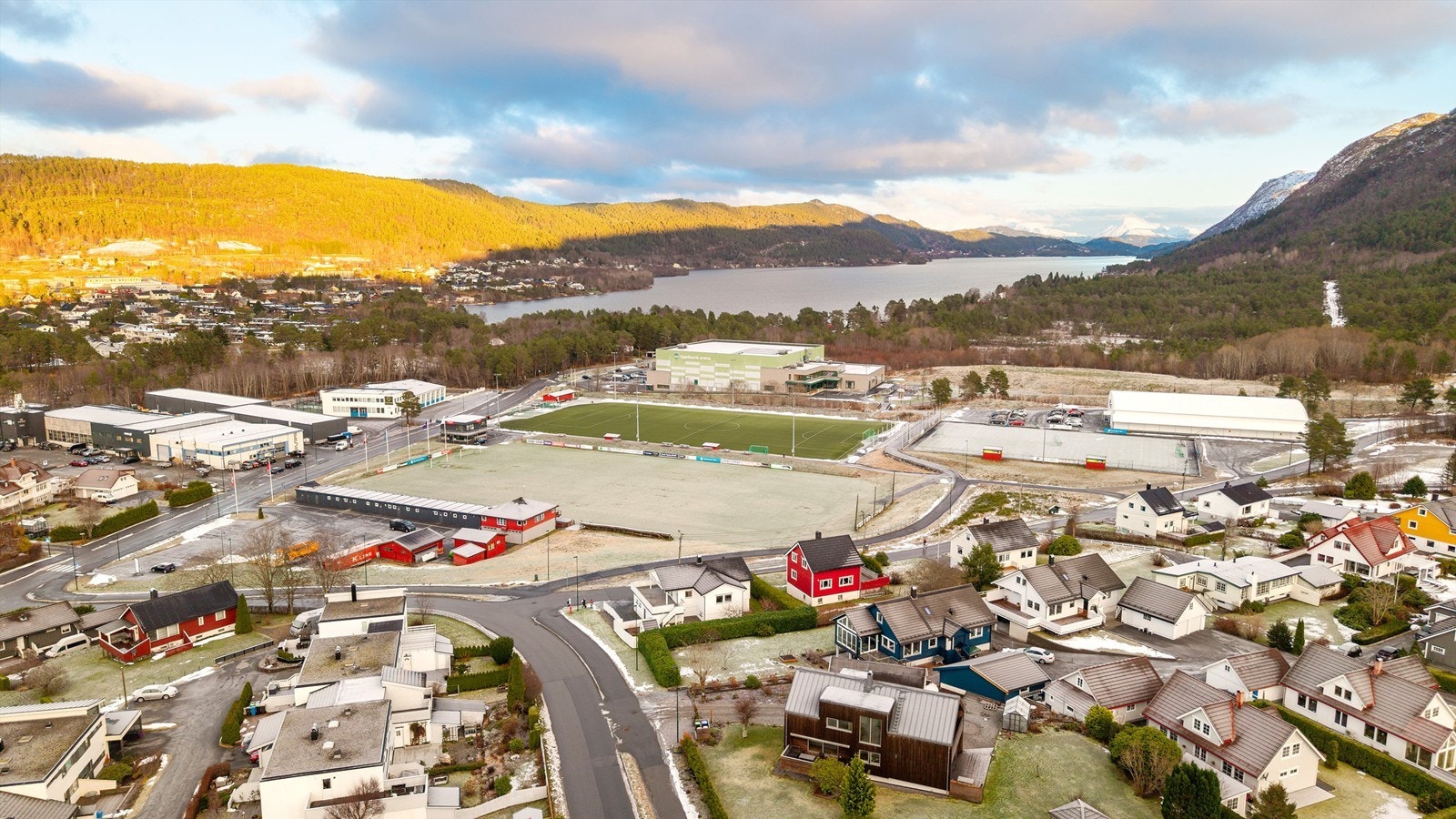 Like ved eiendommen ligger trimløypa, turstien rundt Lillevannet og turheisa opp til Emblemsfjellet. Spjelkavik Arena er en ny flerbrukshall og Ålesund Padel sitt padelsenter ligger like ved Galleribilde