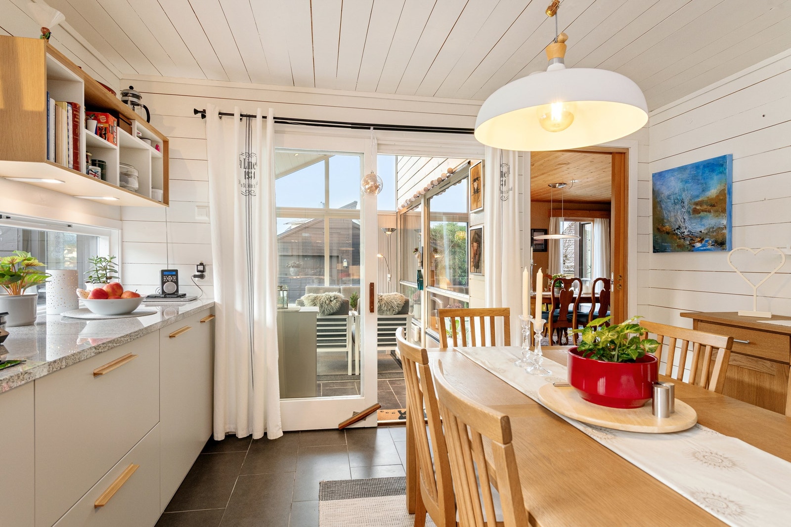 Skyvedør fra kjøkken til vinterhage/hagestue Galleribilde