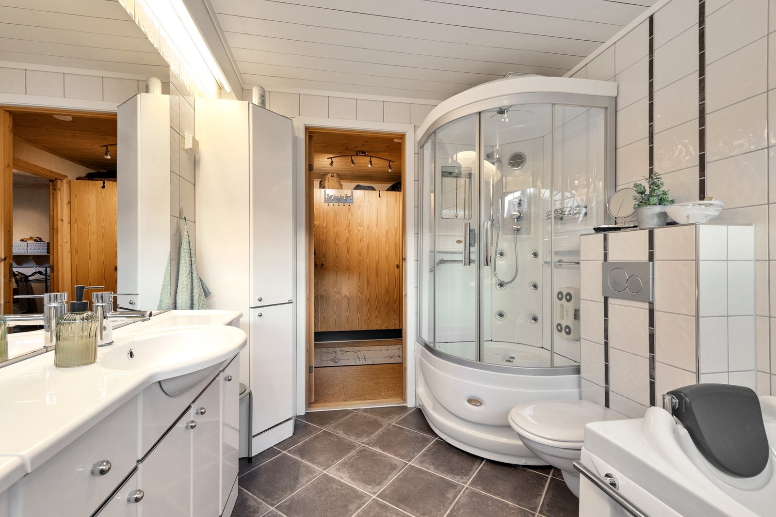 Bad i 1. etasje som har boblebadekar, steamdusjkabinett og vegghengt toalett. Galleribilde