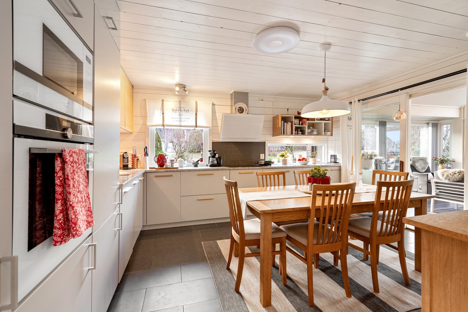 Det er god plass til spisebord på kjøkkenet Galleribilde