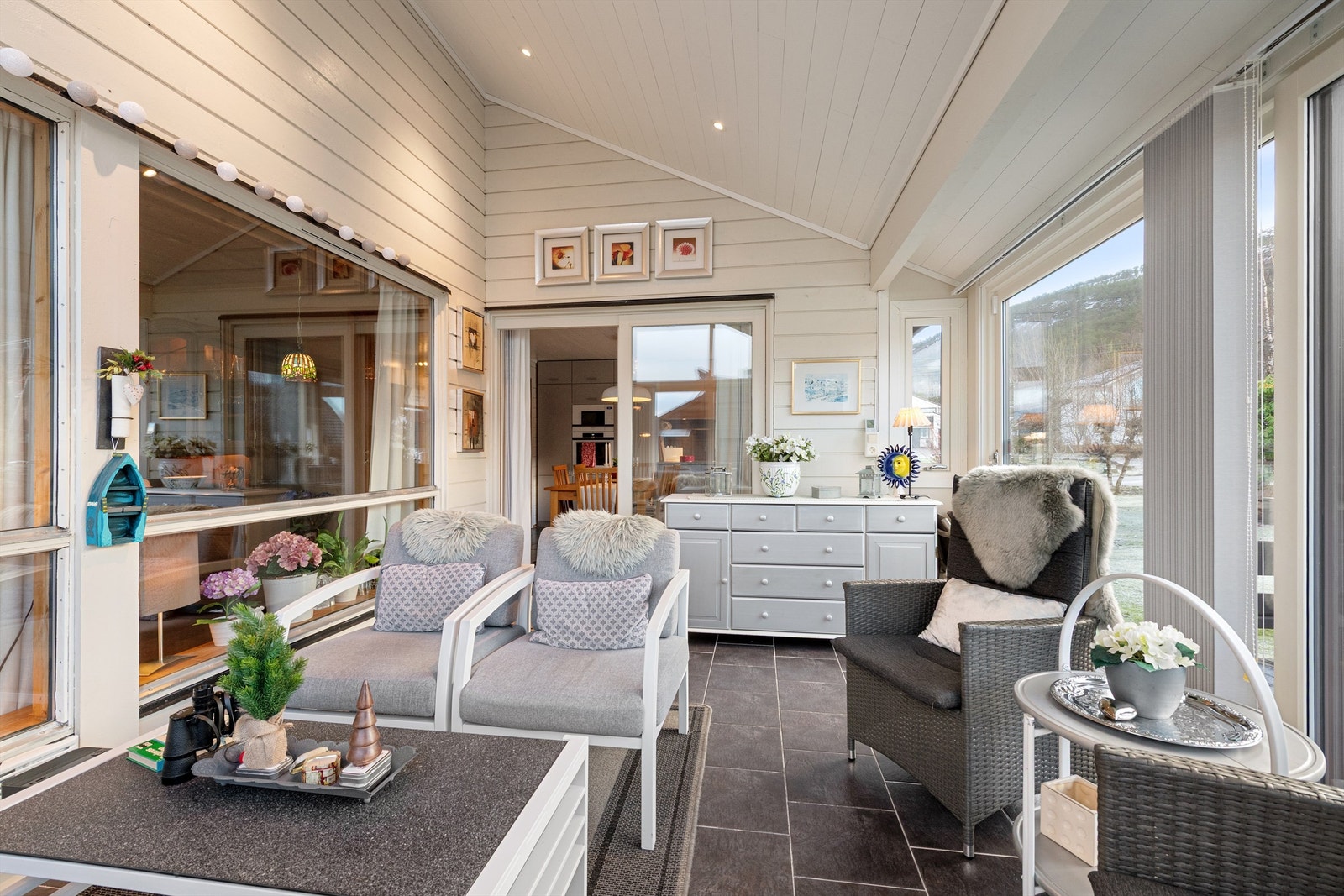 Hagestue/vinterhage med store vindusflater med tilkomst fra kjøkken Galleribilde