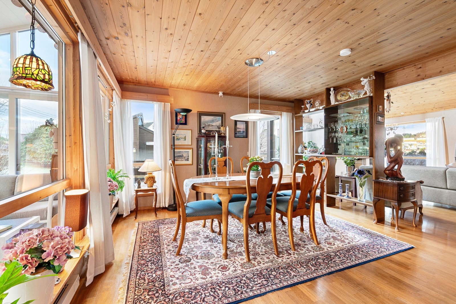 2 stuer med dels åpen løsning med romdeler mellom. Utgang til terrasse og hage mot vest Galleribilde