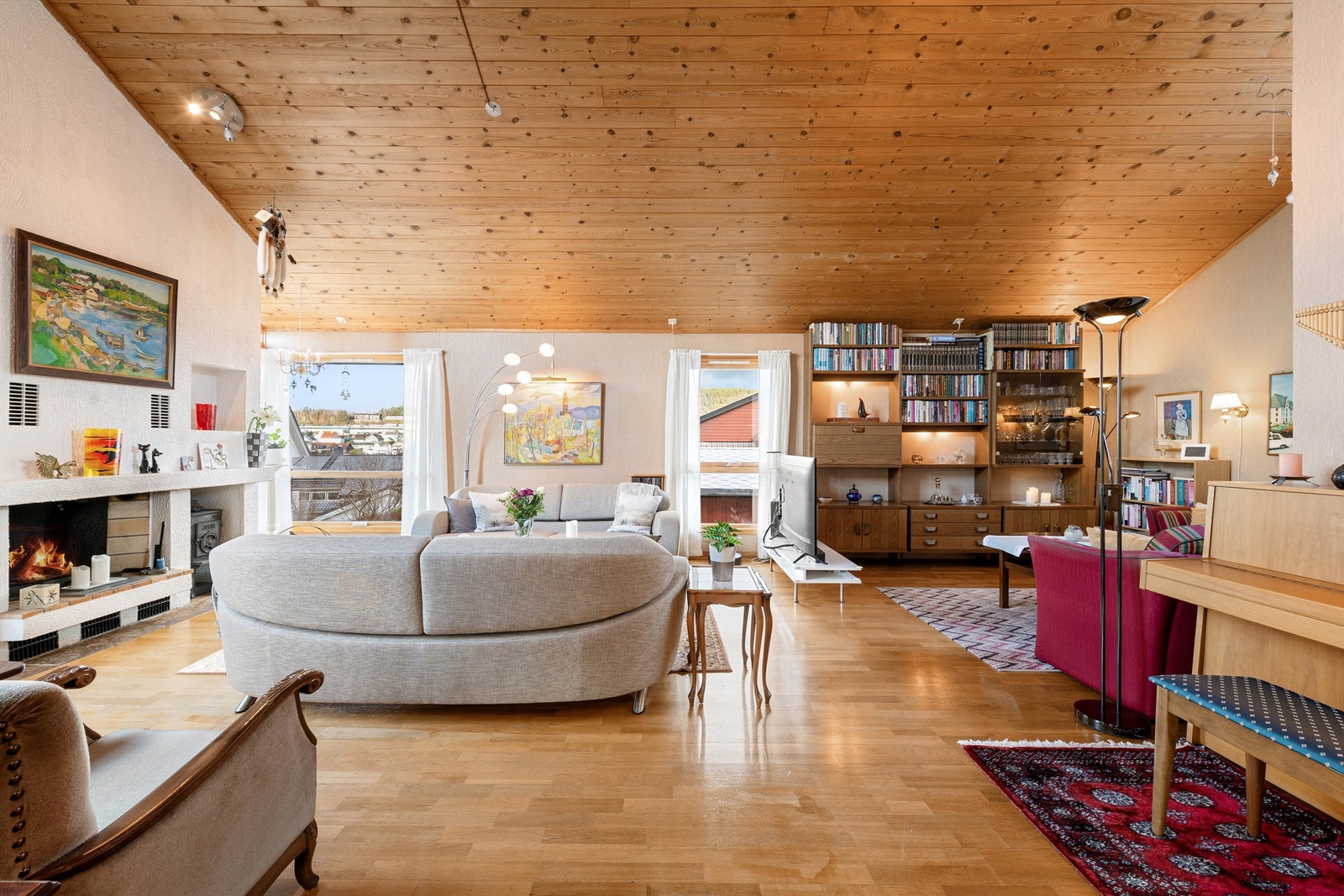 Det er god plass til flere soner og sittegrupper i stuene Galleribilde