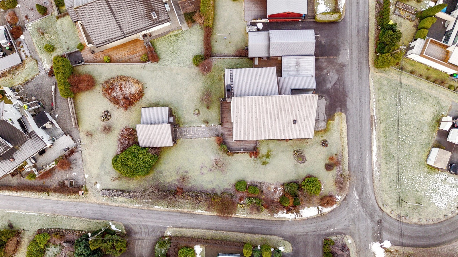 Dronebilde av eiendommen tatt fra fugleperspektiv Galleribilde