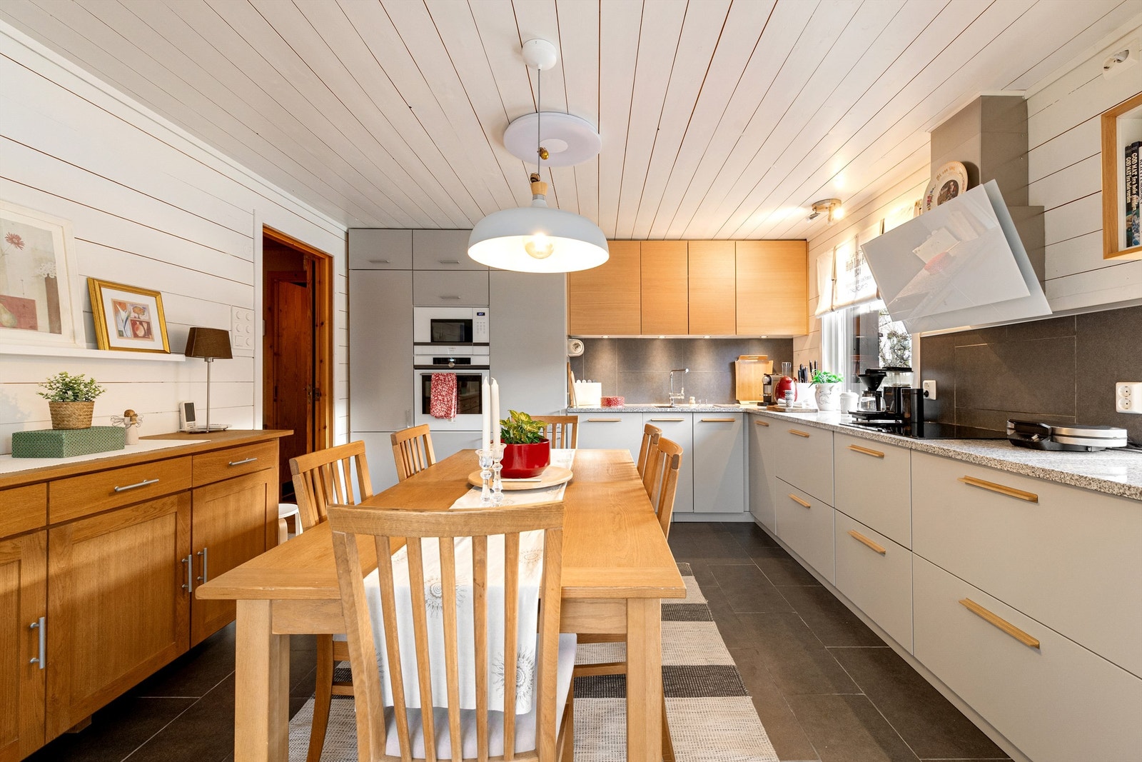 Kjøkkeninnredning fra Kvik med glatte fronter fra 2019. Stein benkeplate Galleribilde